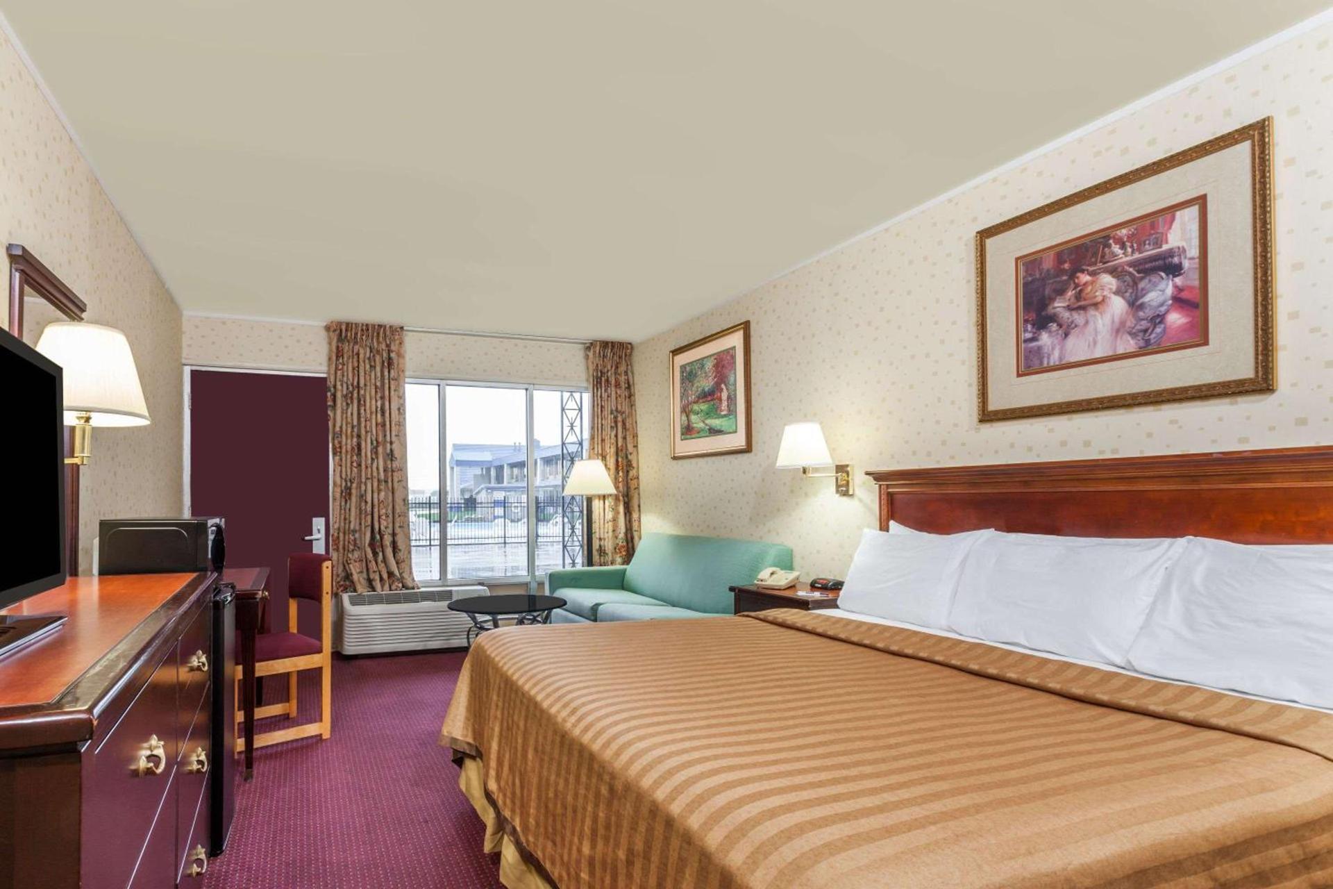 Travelodge by Wyndham Seymour photo 8