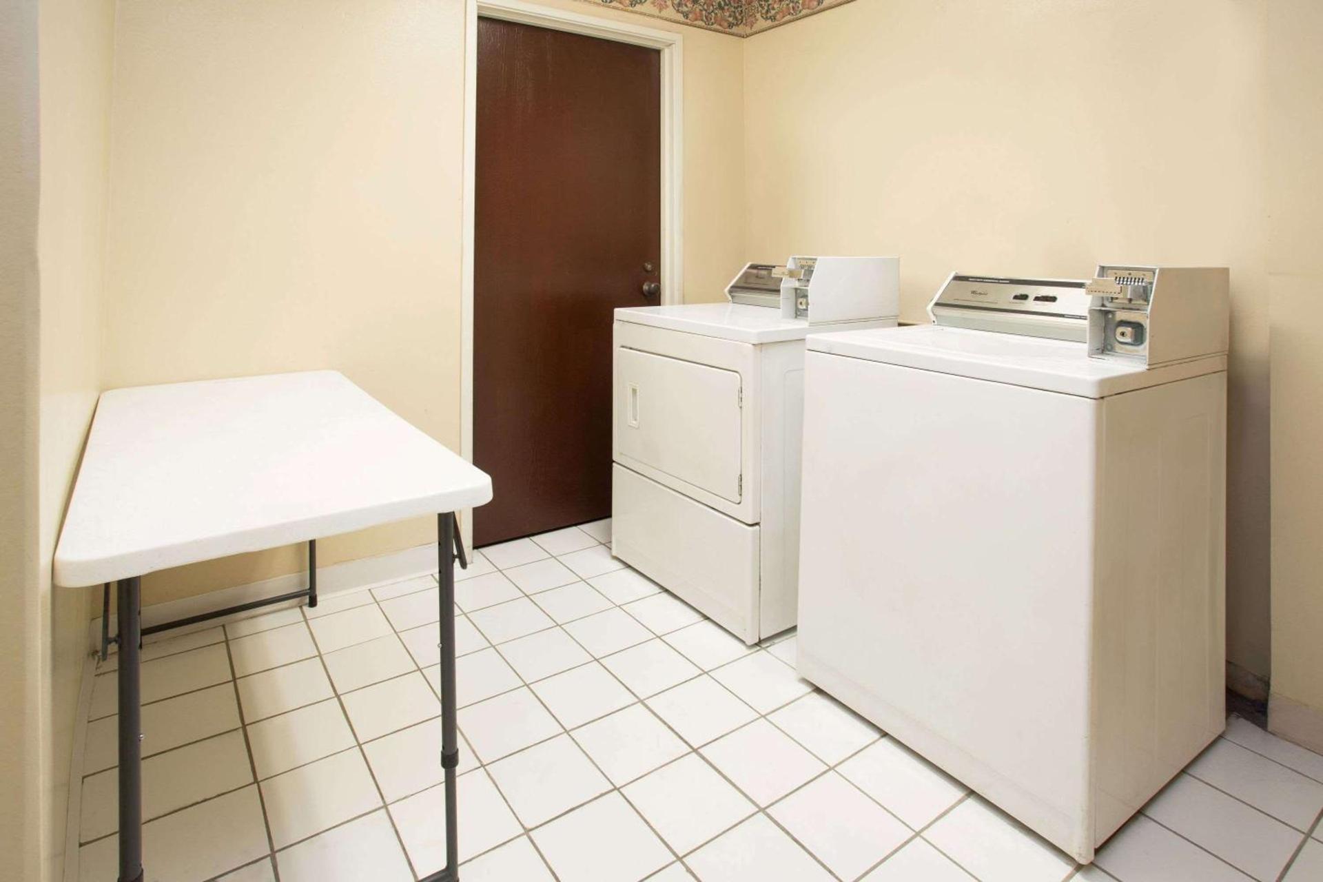 Travelodge by Wyndham Fort Myers Airport photo 22