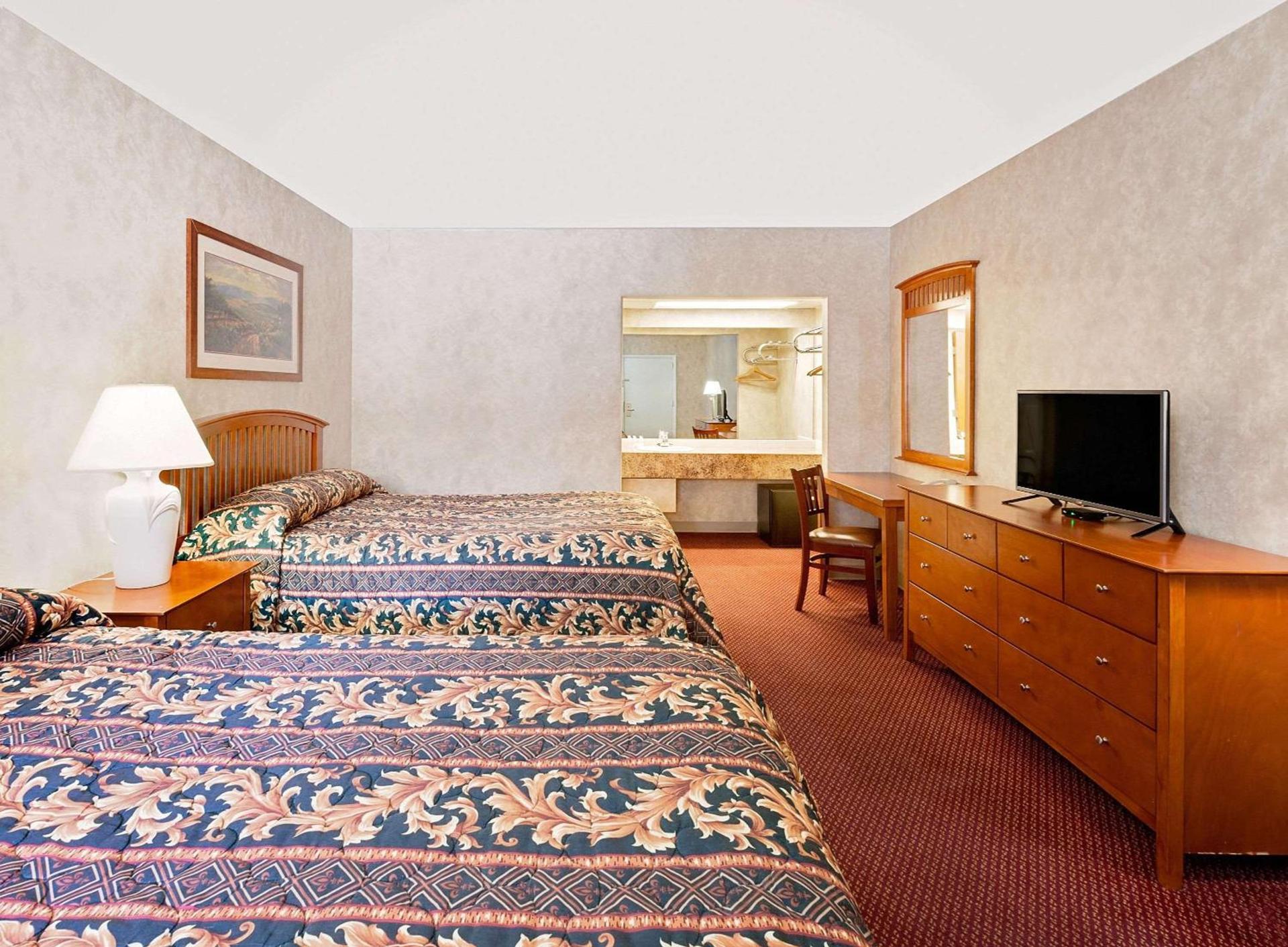Super 8 by Wyndham Traverse City photo 28
