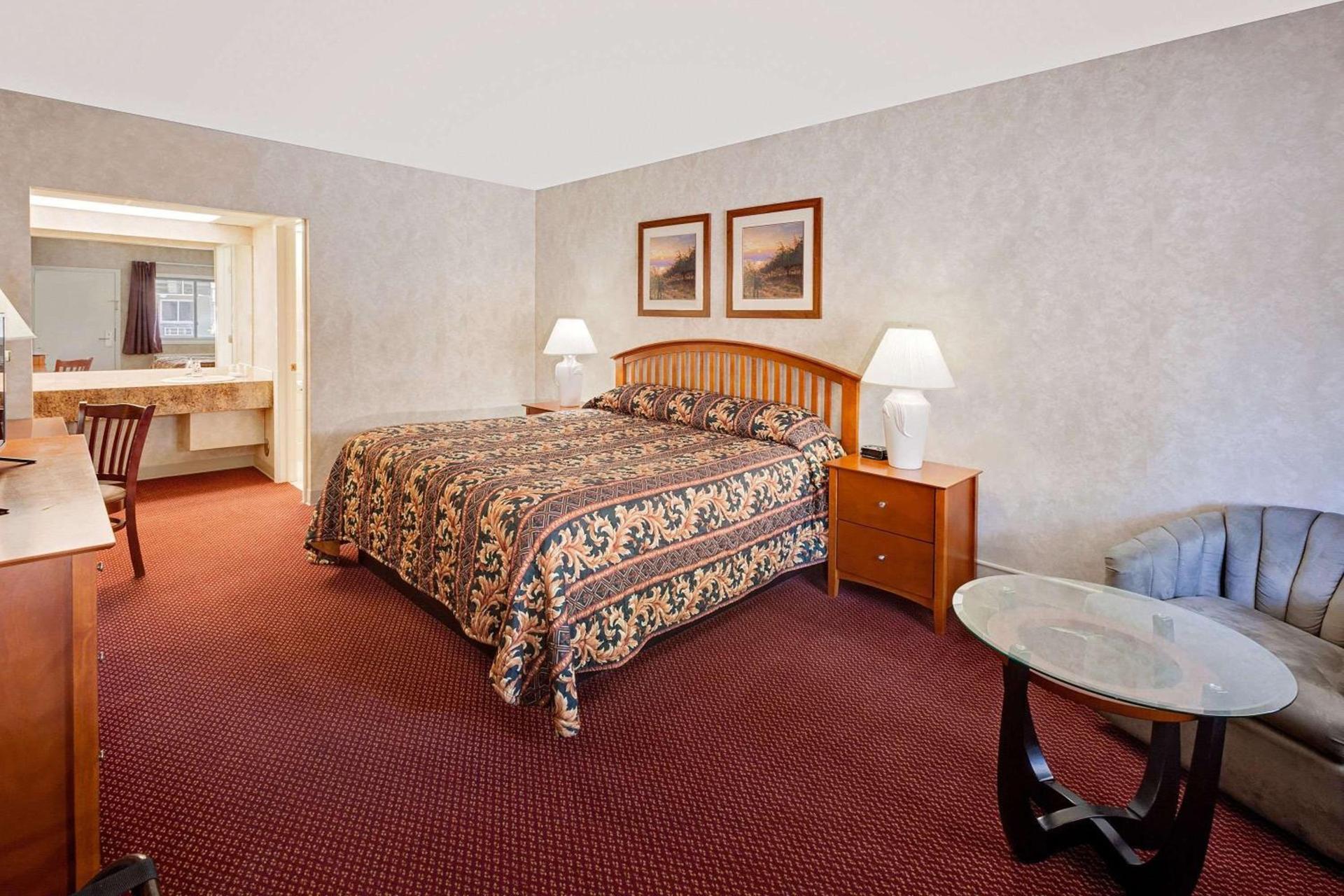 Super 8 by Wyndham Traverse City photo 29