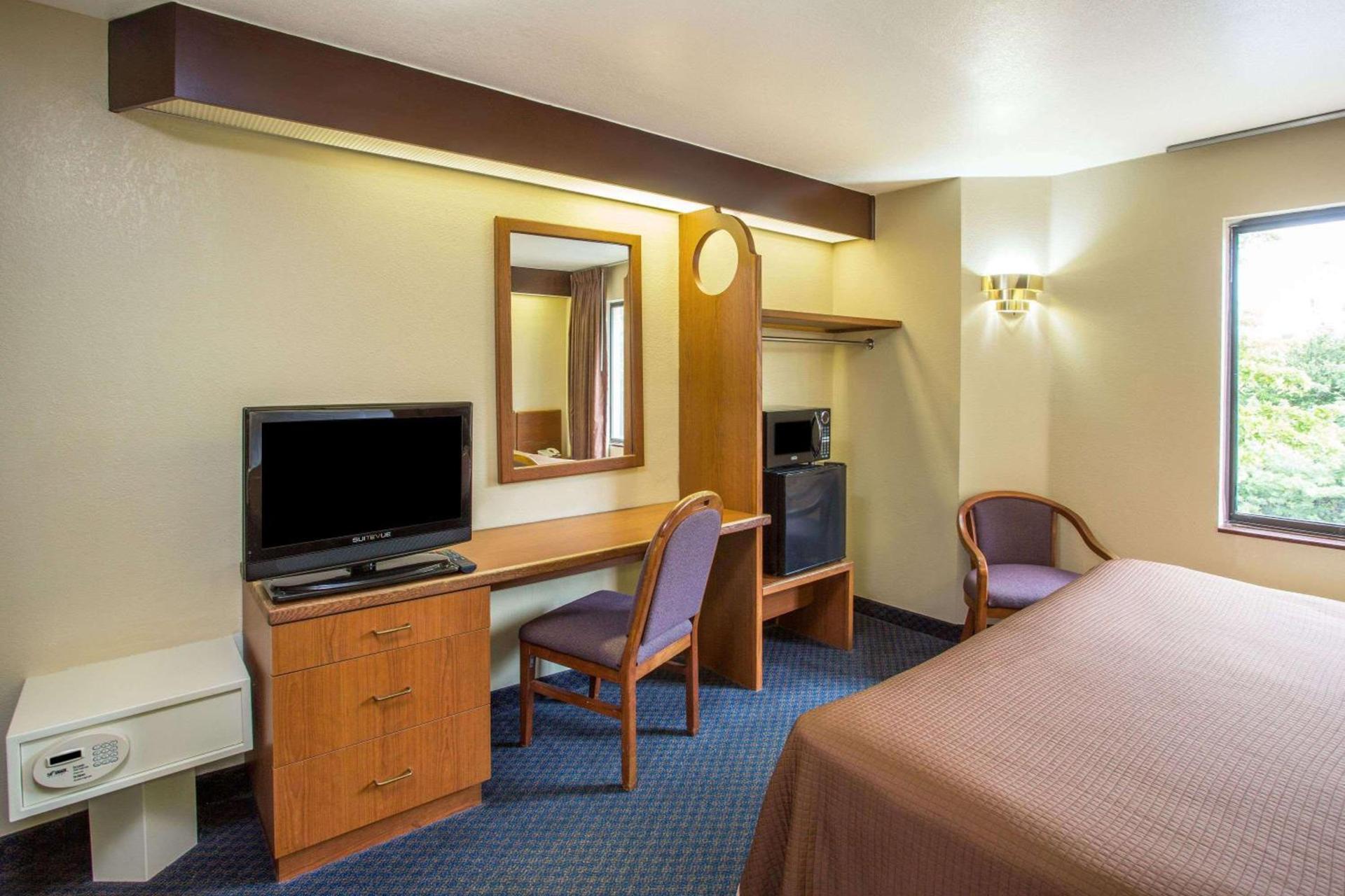 Travelodge by Wyndham Fort Myers Airport photo 17