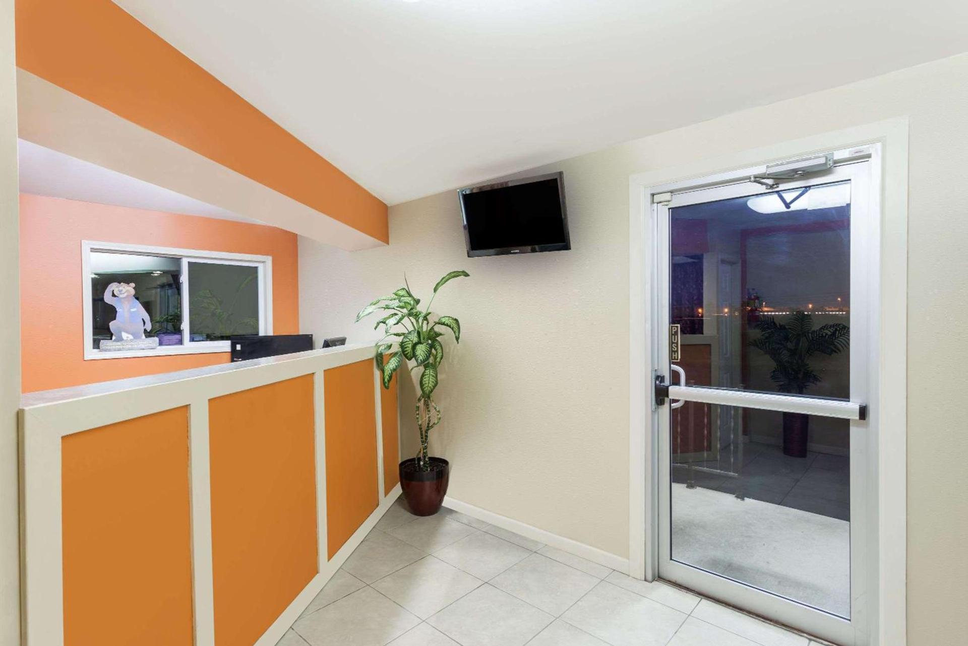 Travelodge by Wyndham Seymour photo 4