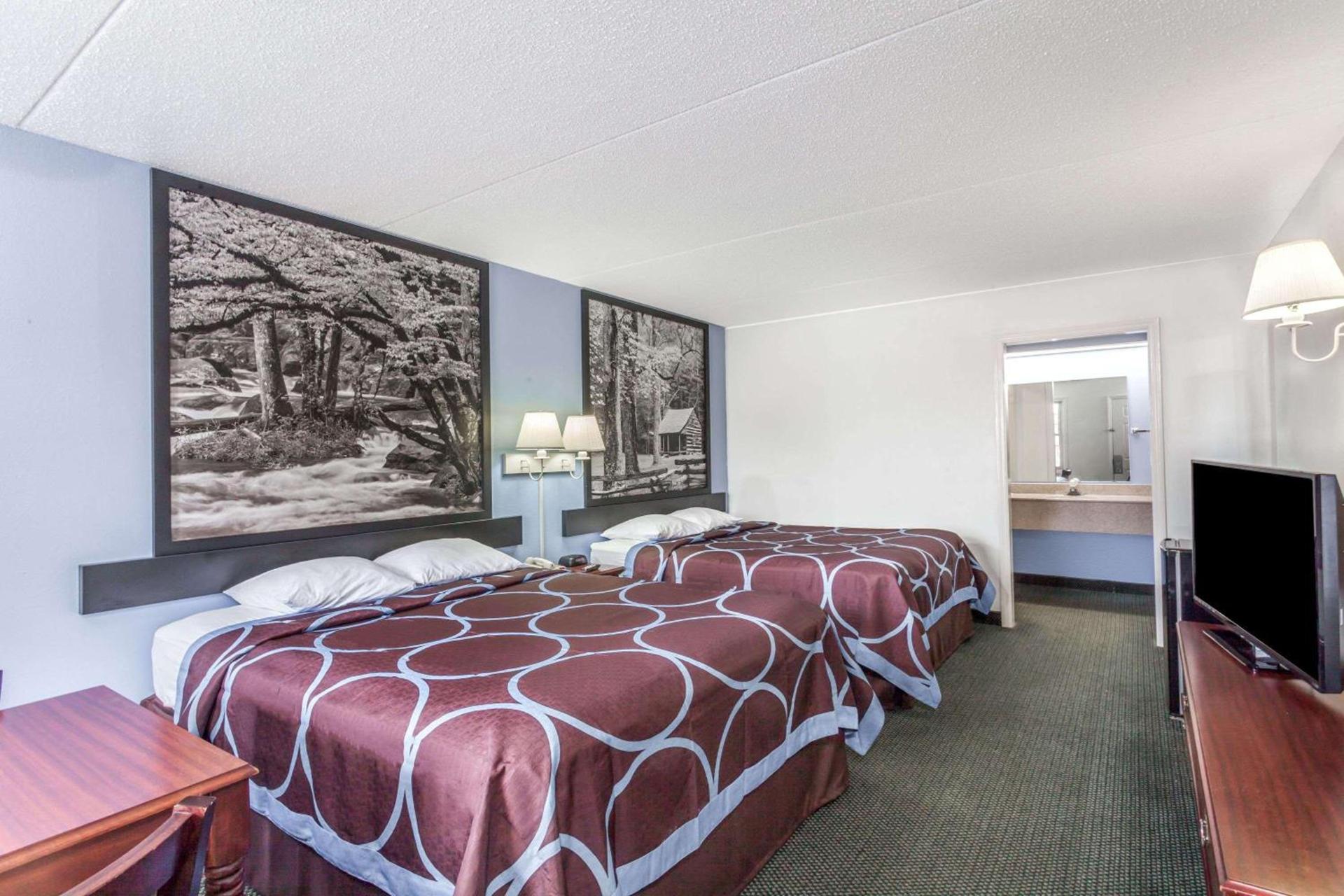 Super 8 by Wyndham Kingston photo 3