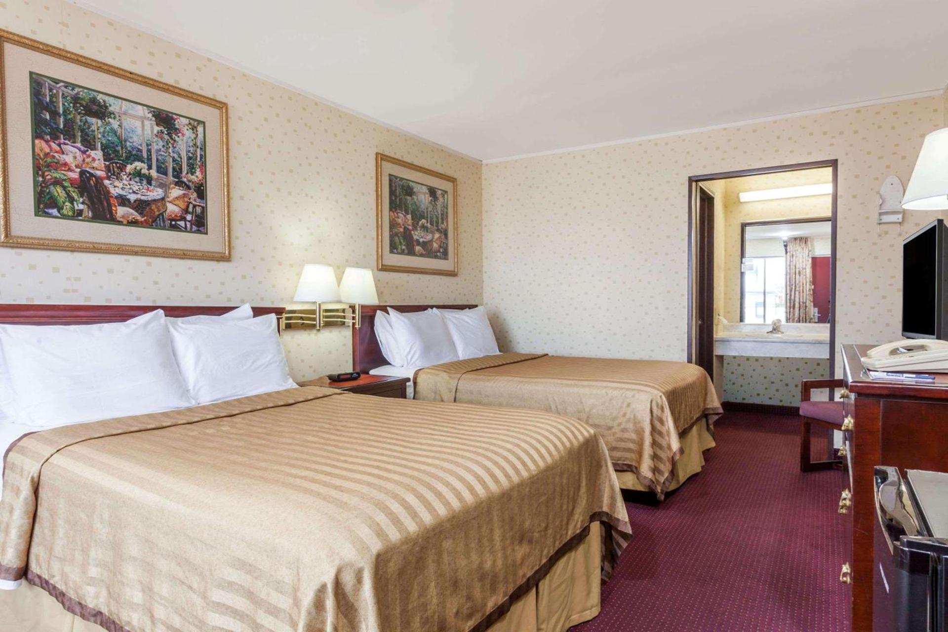 Travelodge by Wyndham Seymour photo 3