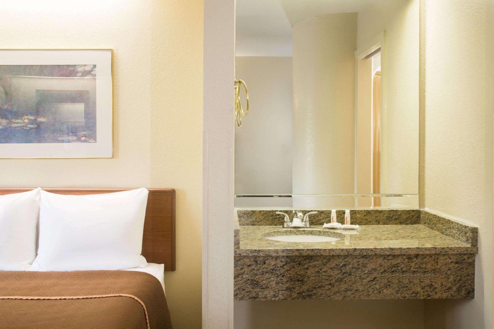 Travelodge by Wyndham Fort Myers Airport photo 8