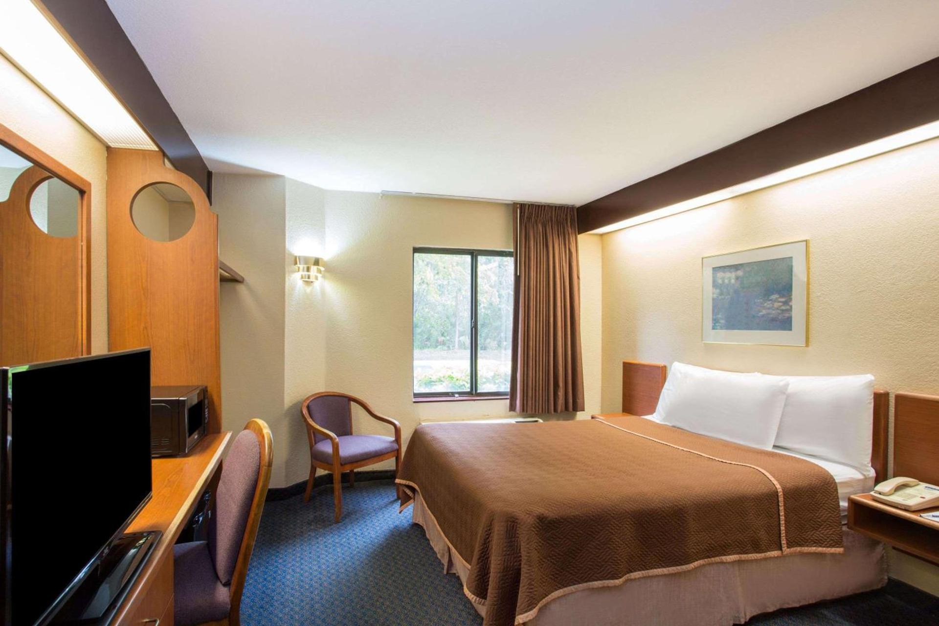 Travelodge by Wyndham Fort Myers Airport photo 14