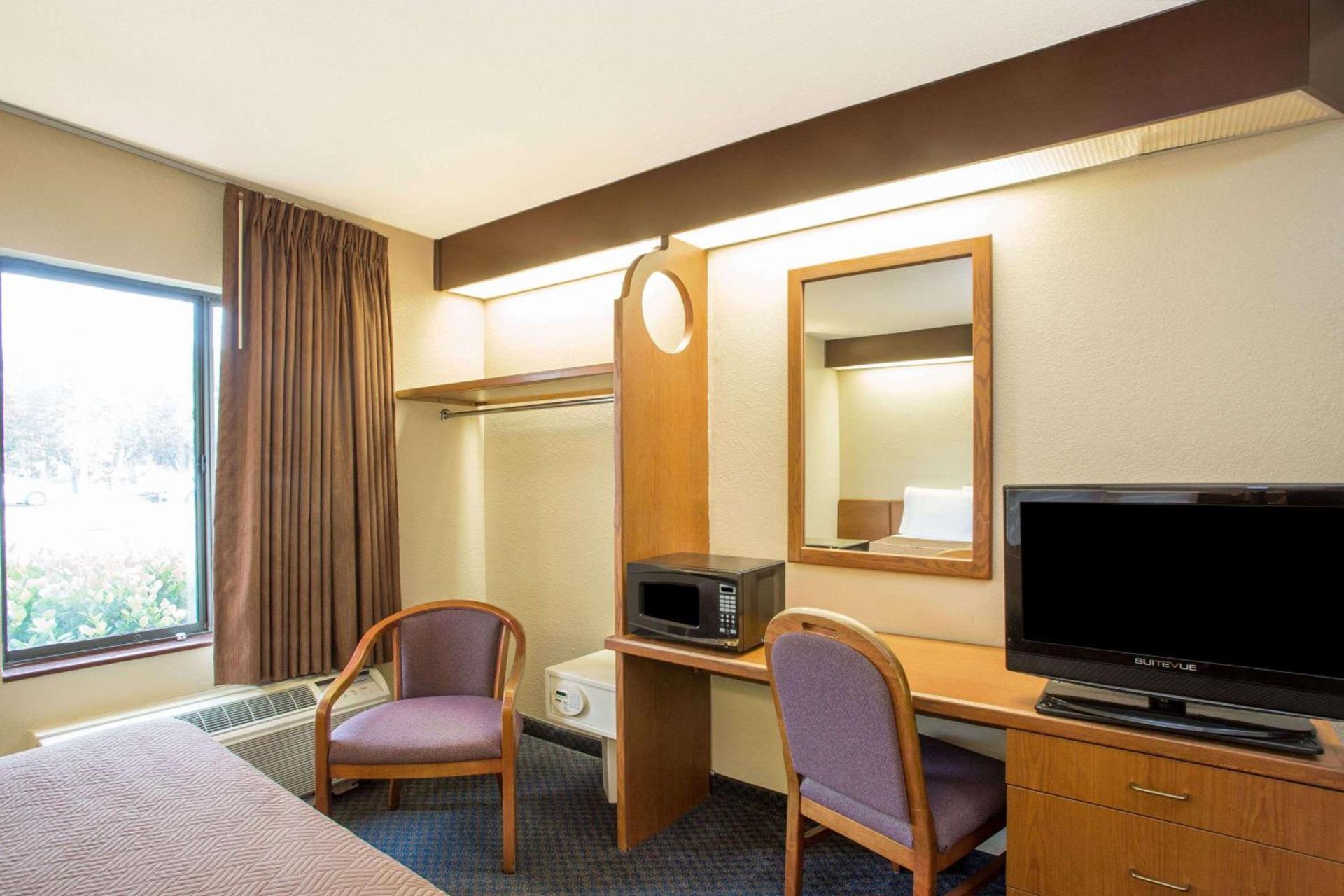 Travelodge by Wyndham Fort Myers Airport photo 21