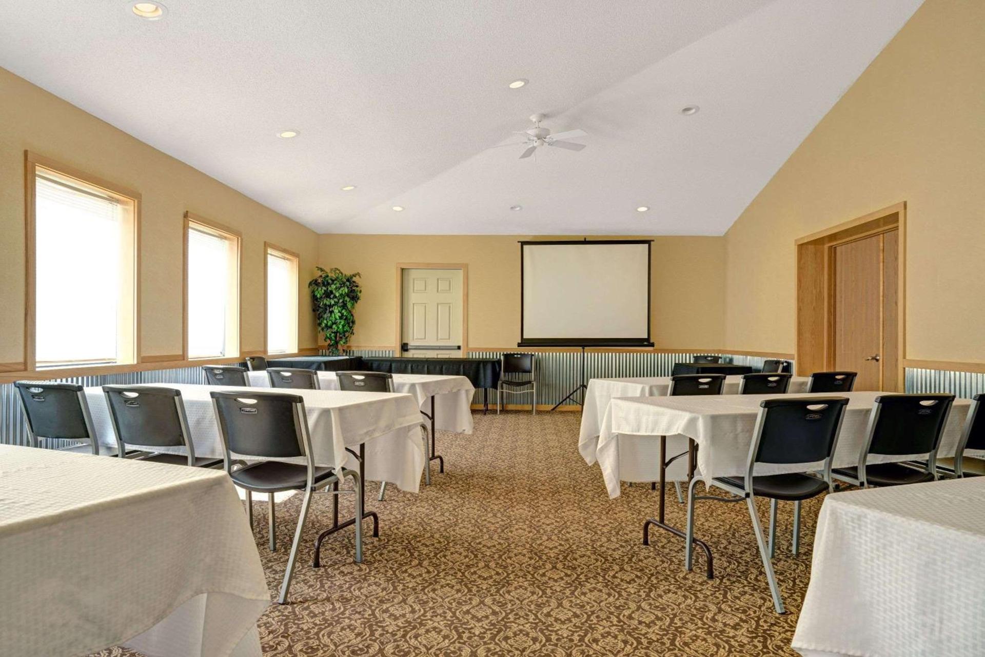 Super 8 by Wyndham Monticello photo 12