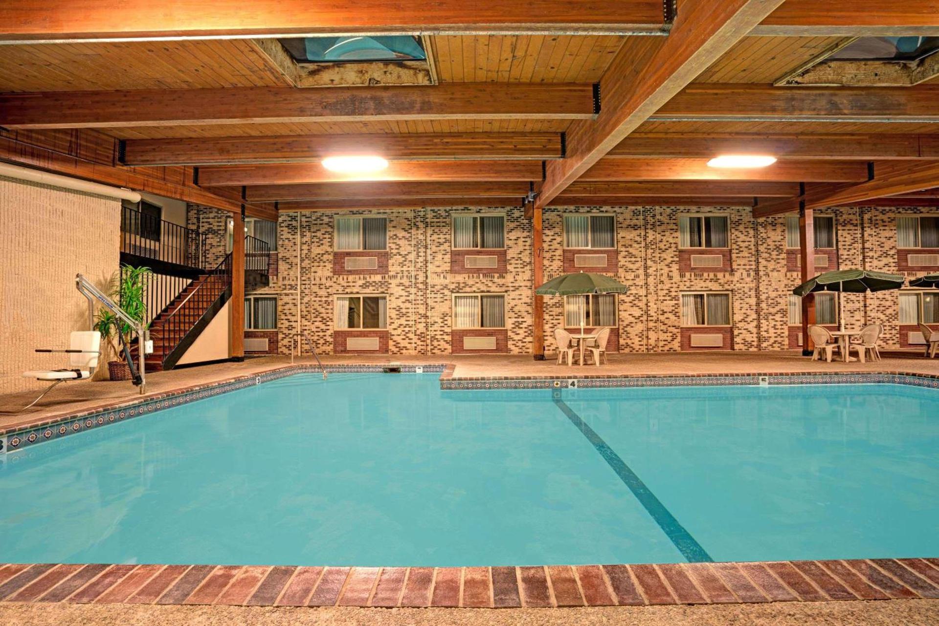 Super 8 by Wyndham Monticello photo 5