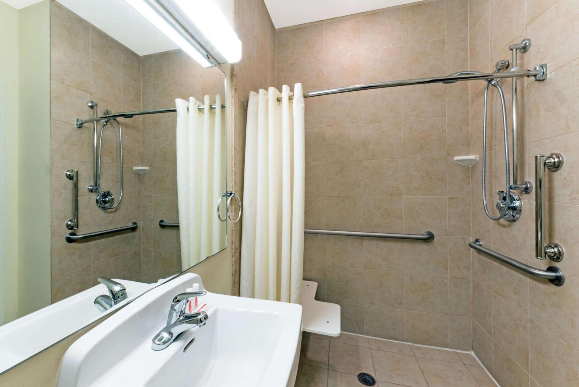 Microtel Inn and Suites Eagle Pass photo 6