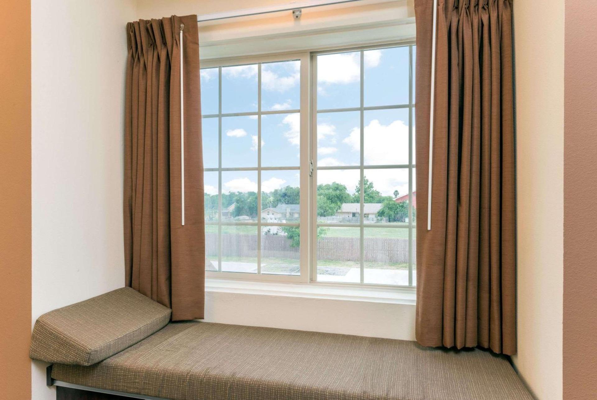 Microtel Inn and Suites Eagle Pass photo 9