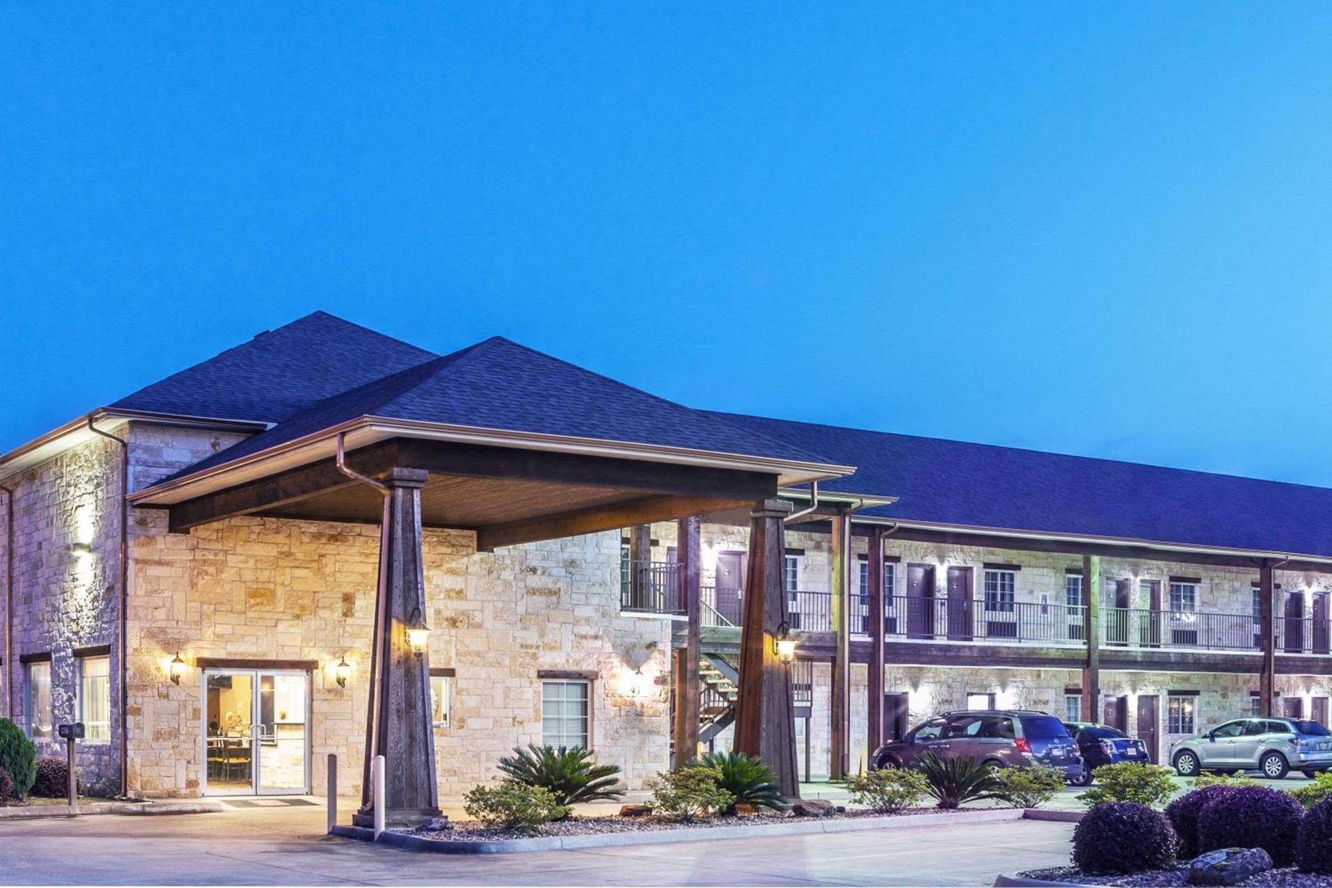 Super 8 by Wyndham Center photo 4