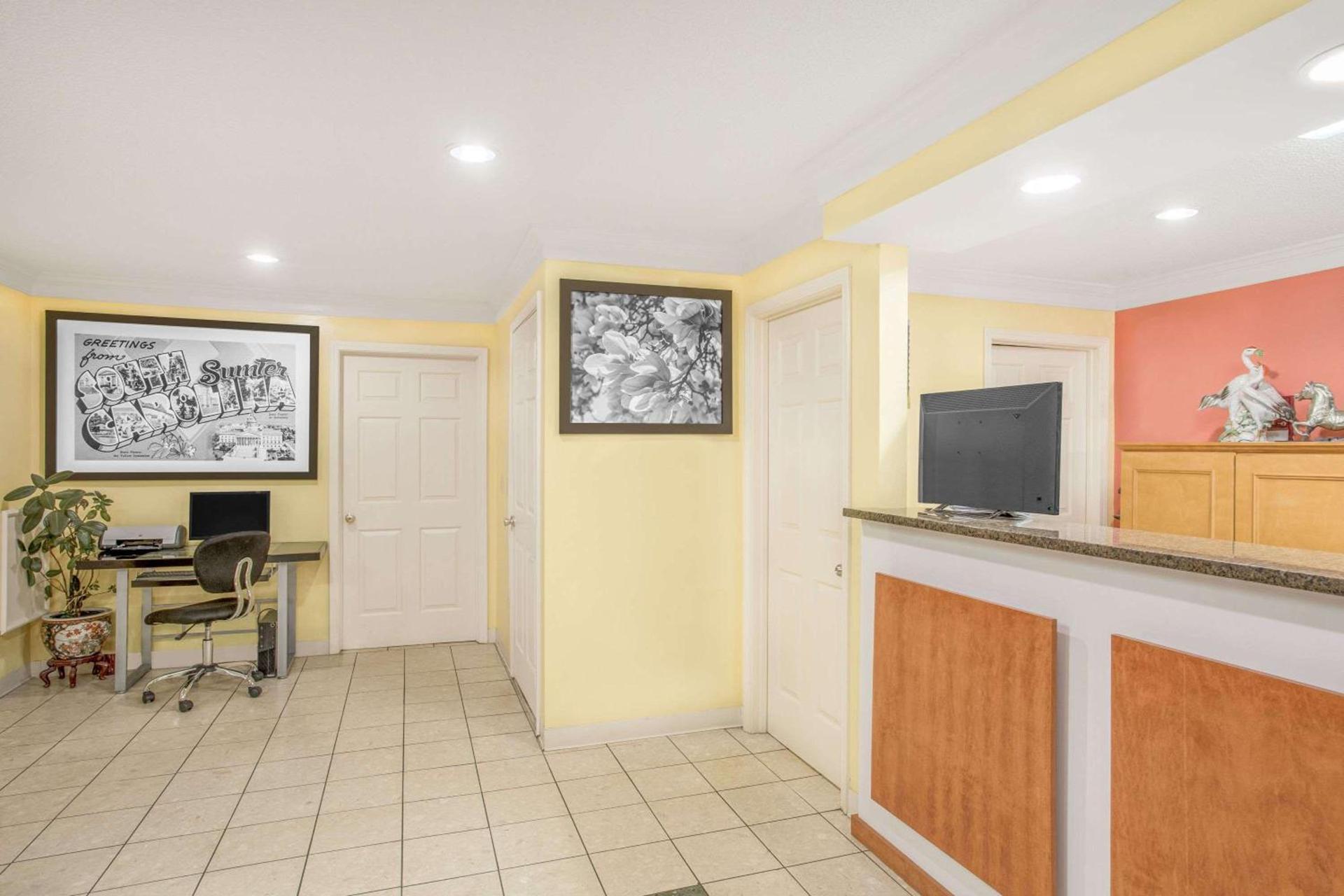 Super 8 by Wyndham Sumter photo 3