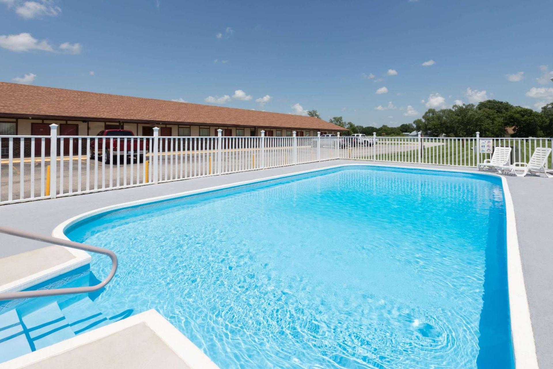 Americas Best Value Inn Chanute photo 9