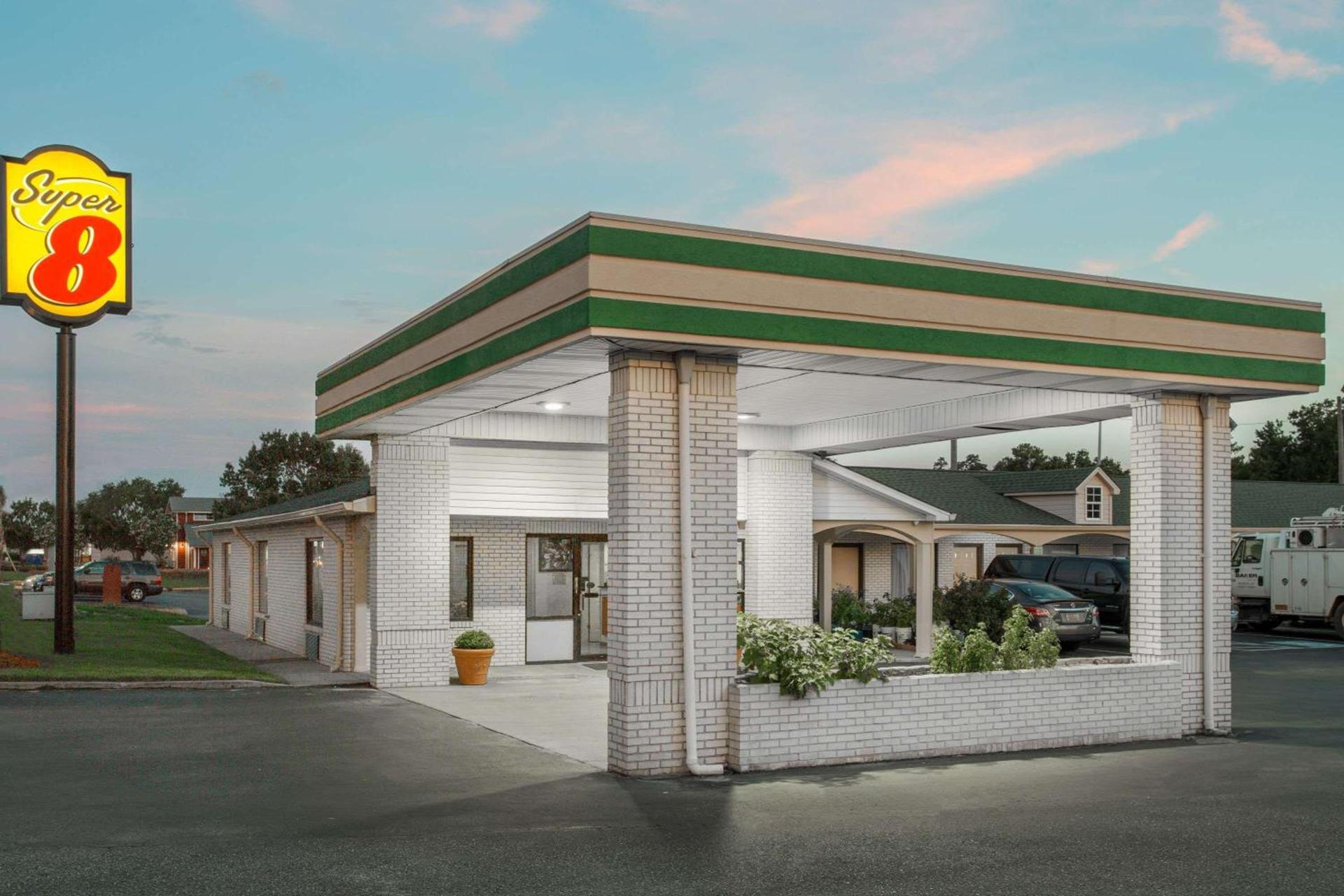 Super 8 by Wyndham Sumter photo 2