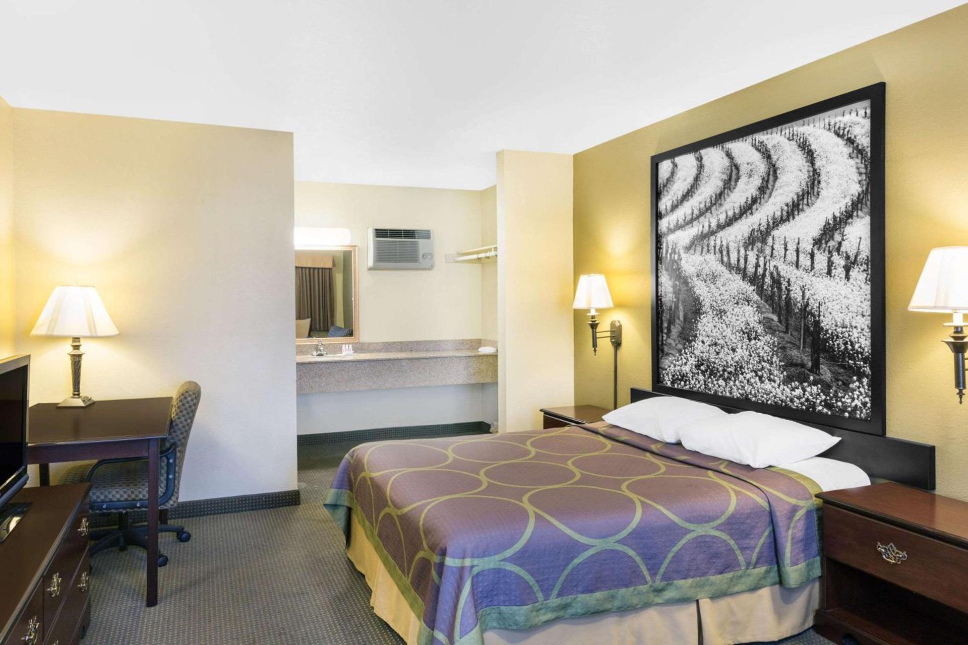 Super 8 by Wyndham Corning photo 12
