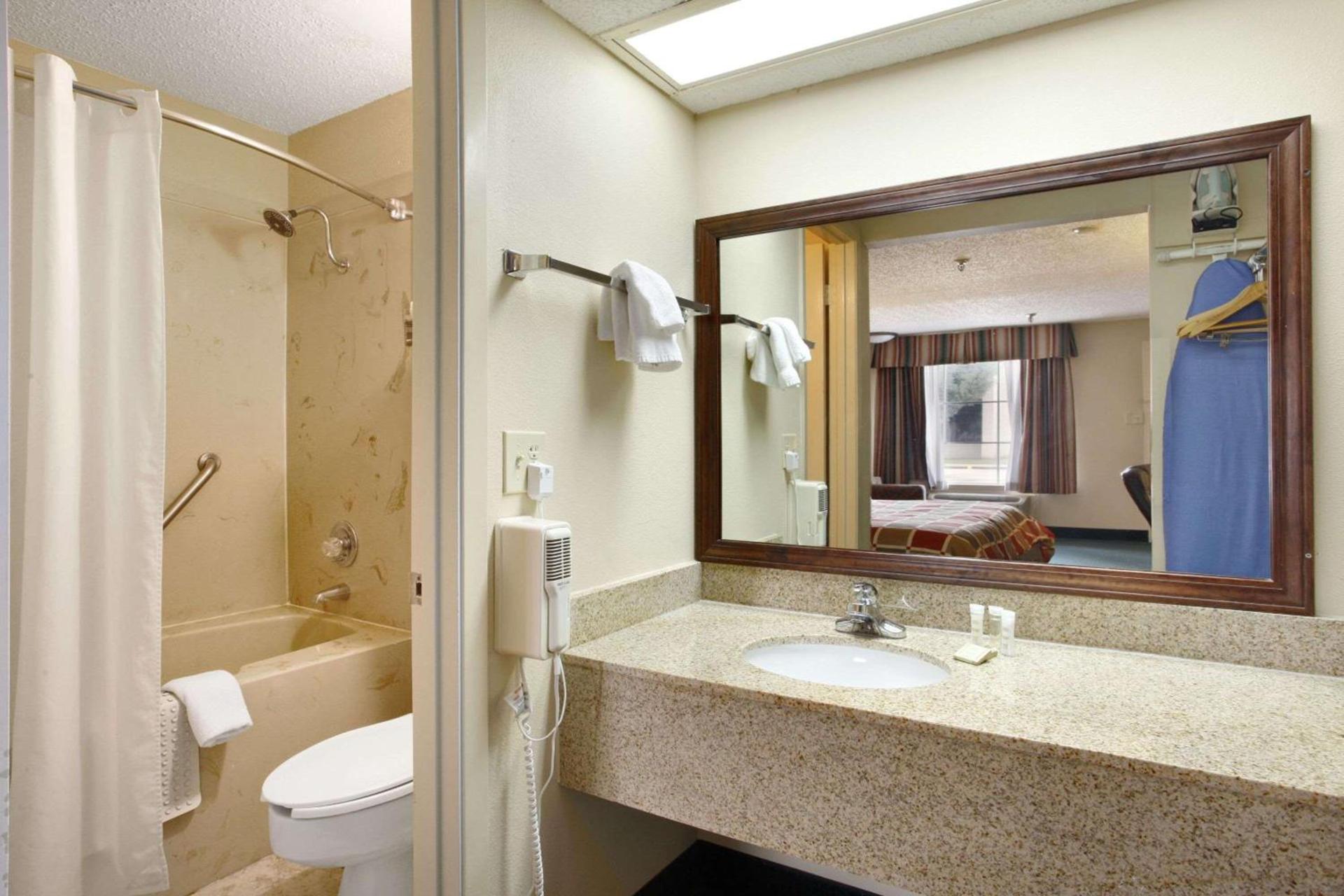 Super 8 by Wyndham New Iberia photo 4