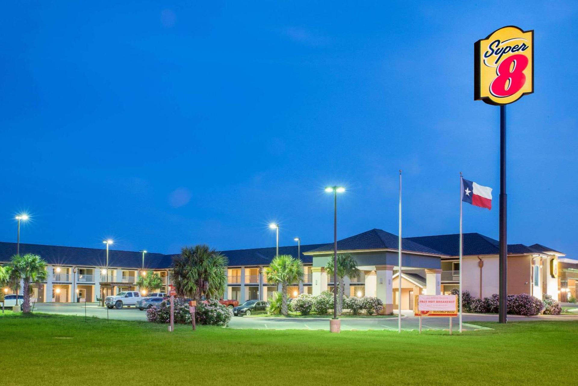 Super 8 by Wyndham Dilley TX photo 2