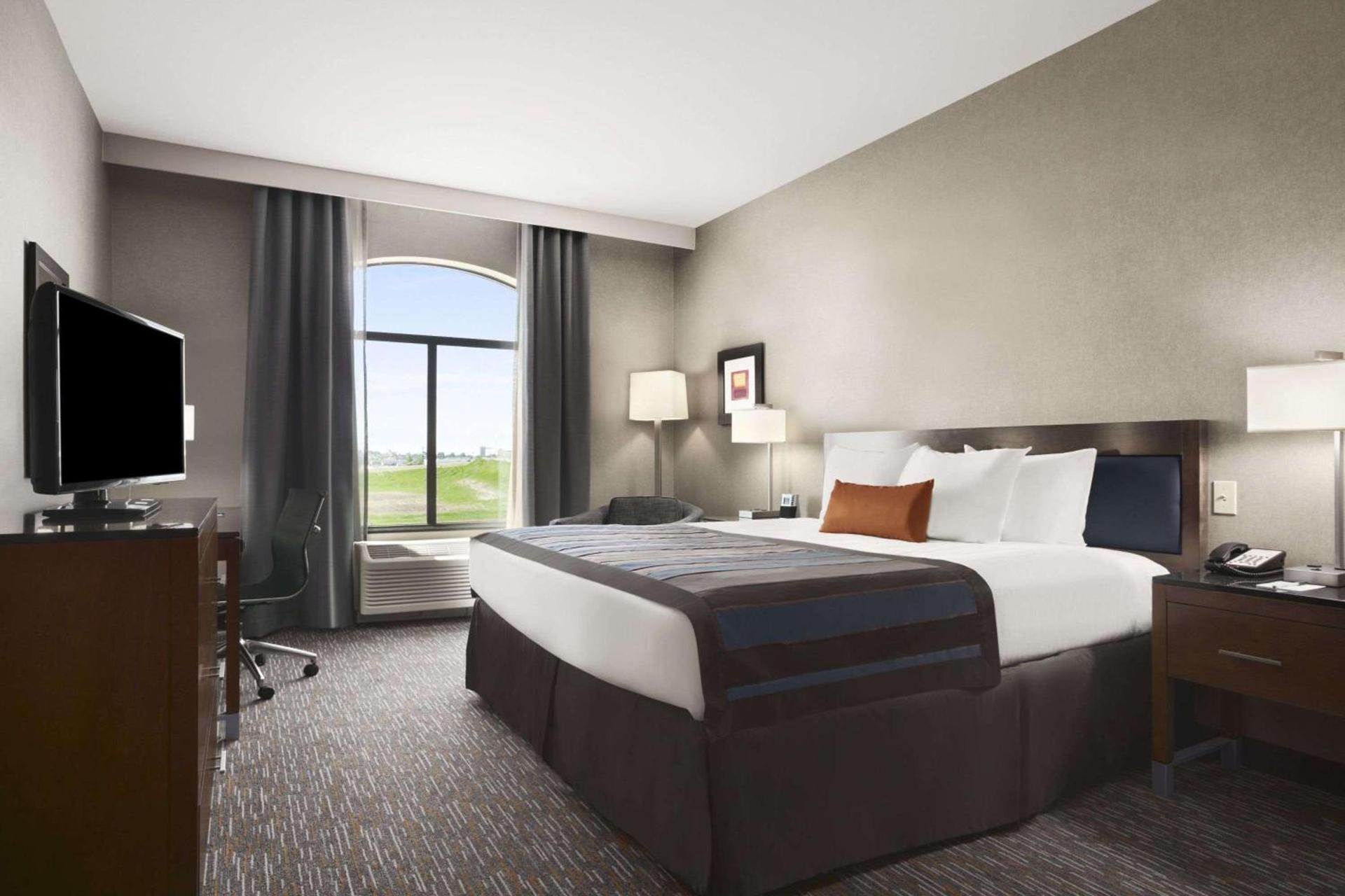 Wingate by Wyndham - Bismarck photo 8