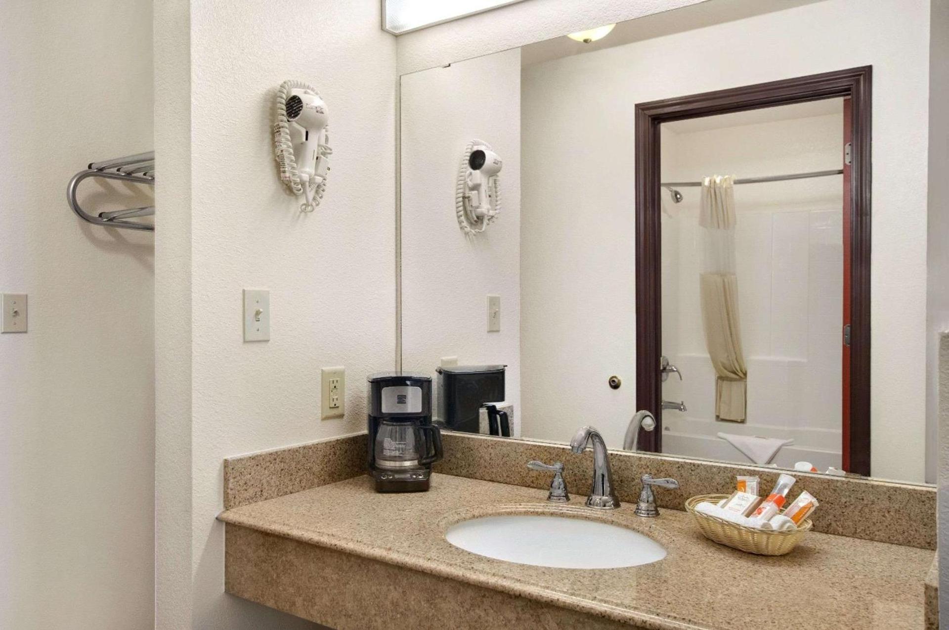 Howard Johnson by Wyndham Lubbock TX photo 24