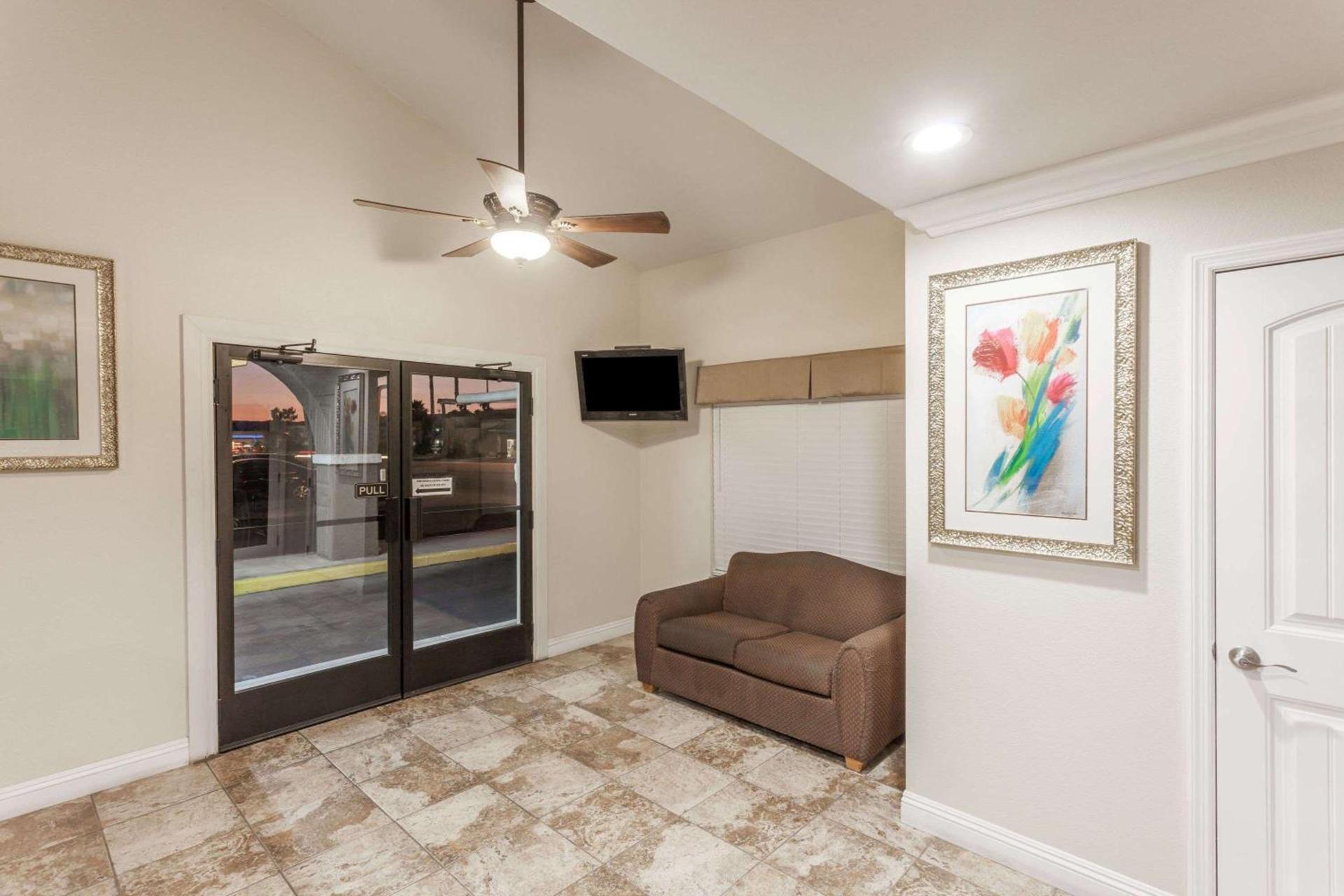 Travelodge by Wyndham Hemet CA photo 3