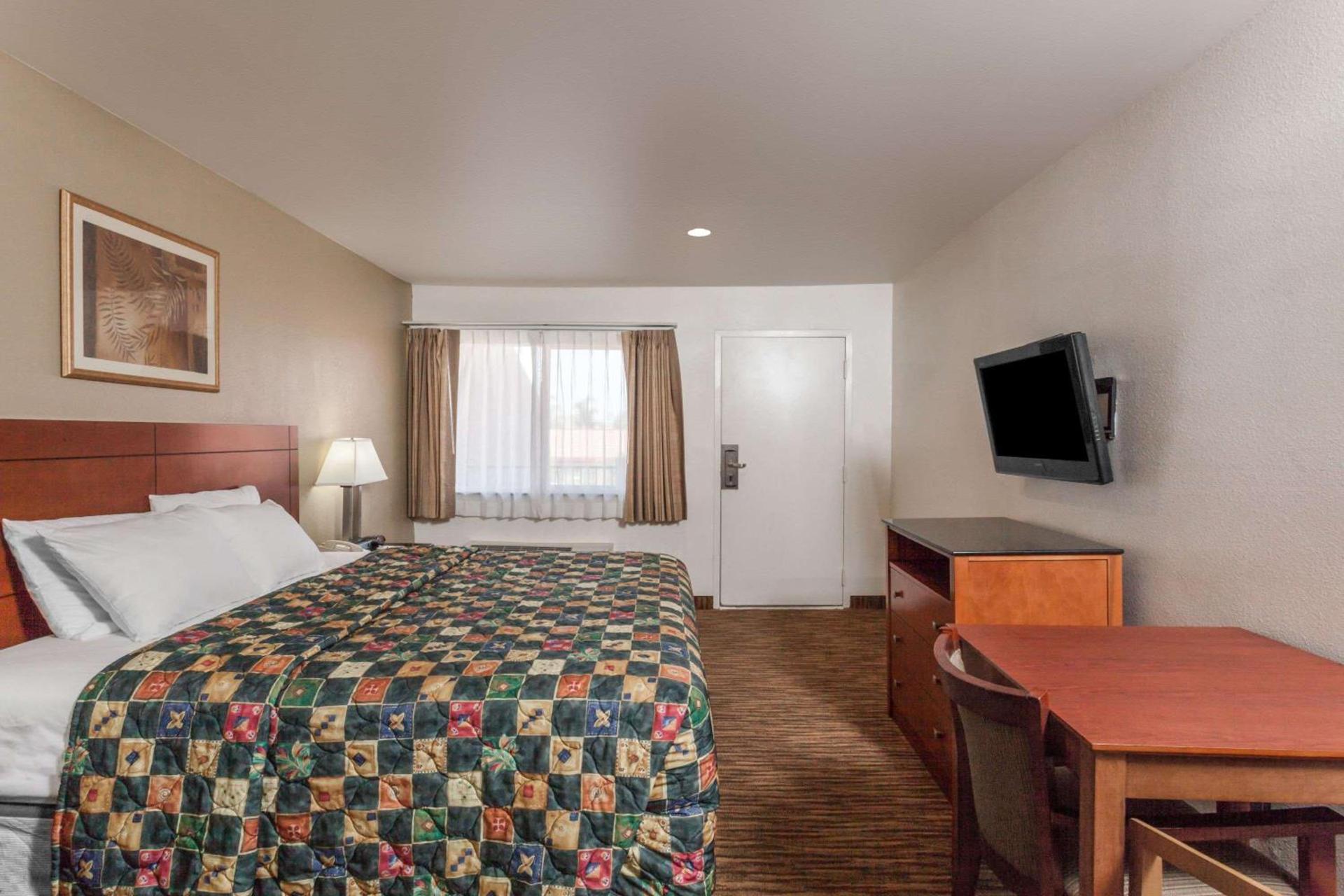 Travelodge by Wyndham Hemet CA photo 5