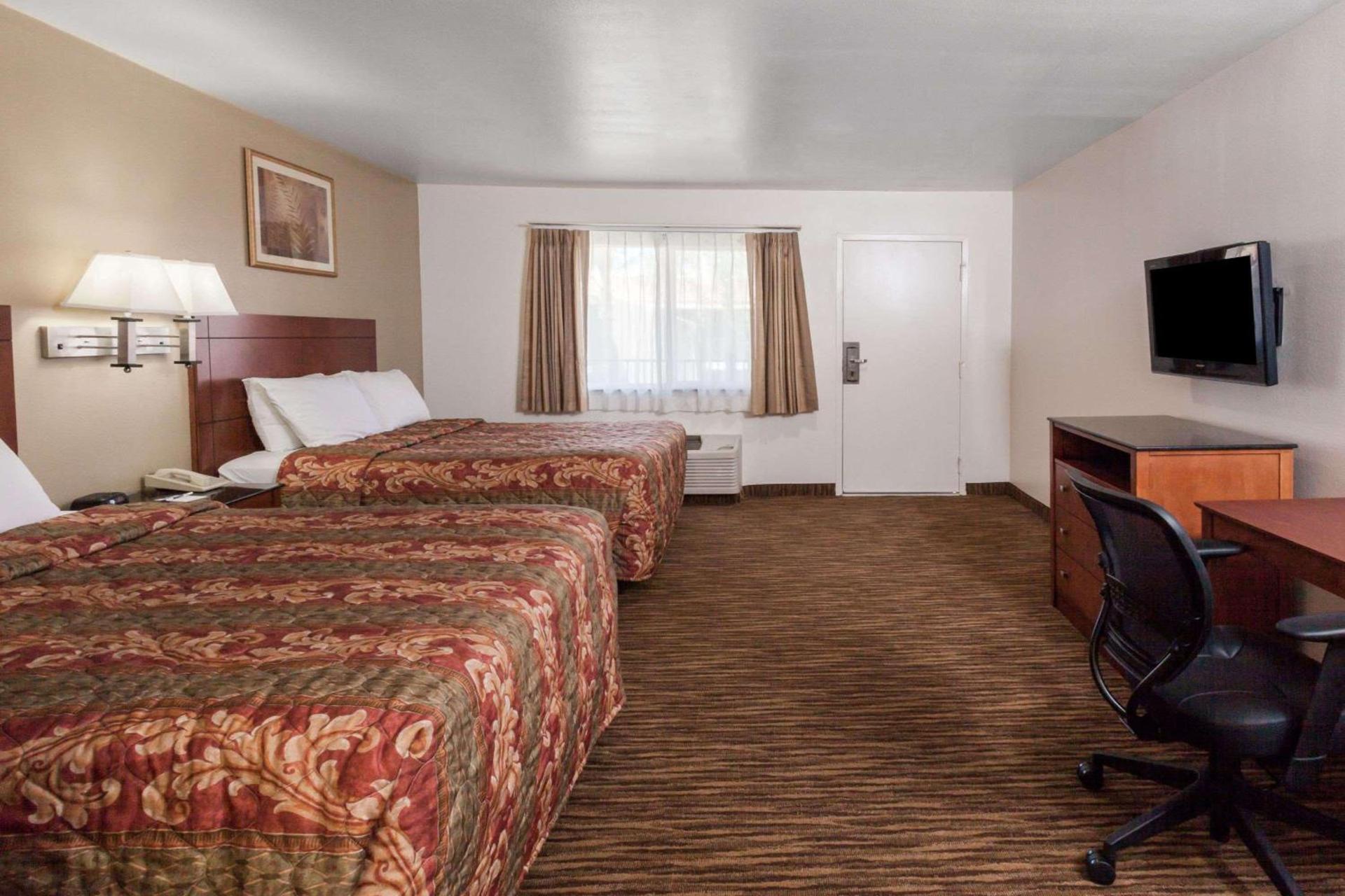 Travelodge by Wyndham Hemet CA photo 9