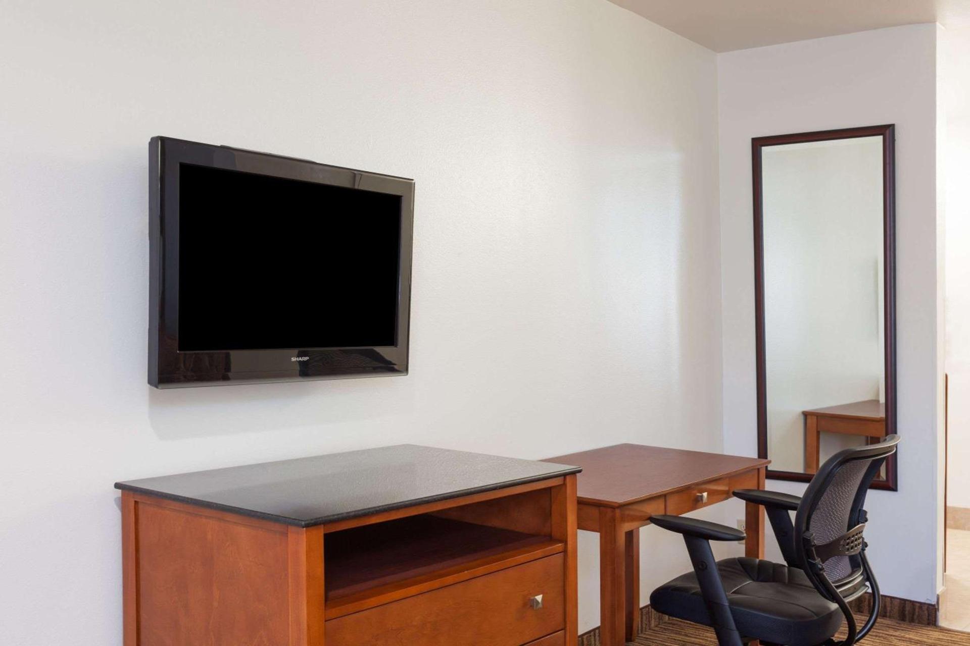Travelodge by Wyndham Hemet CA photo 10