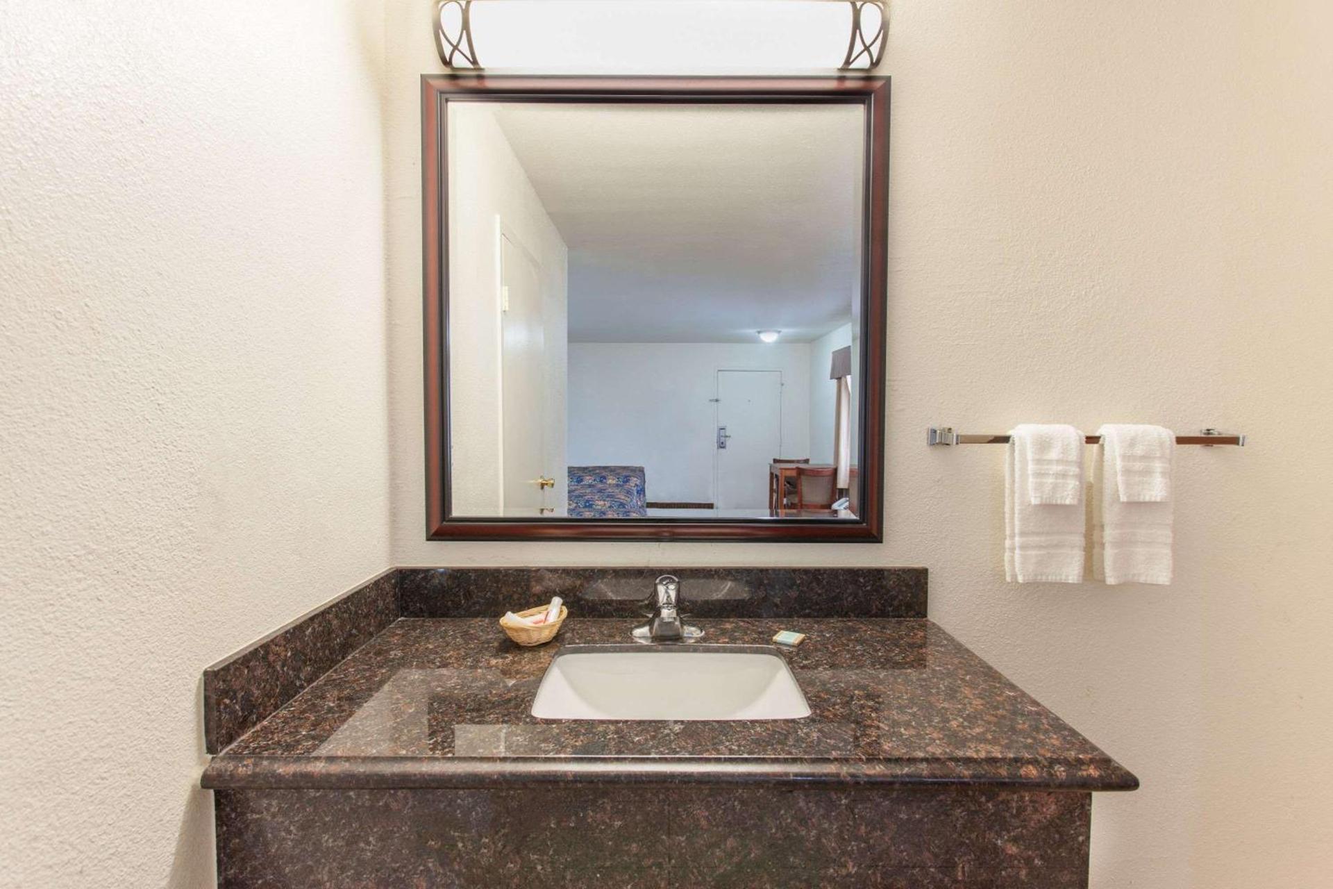 Travelodge by Wyndham Hemet CA photo 7