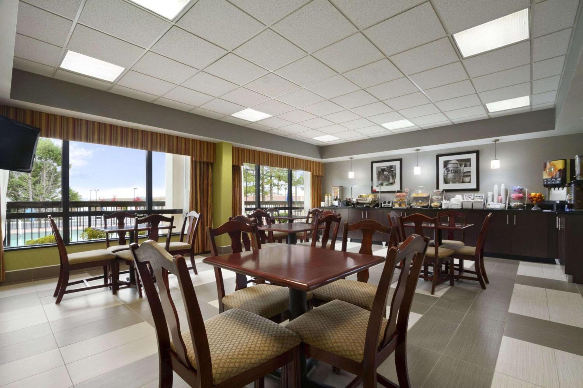 Super 8 by Wyndham Calhoun photo 10