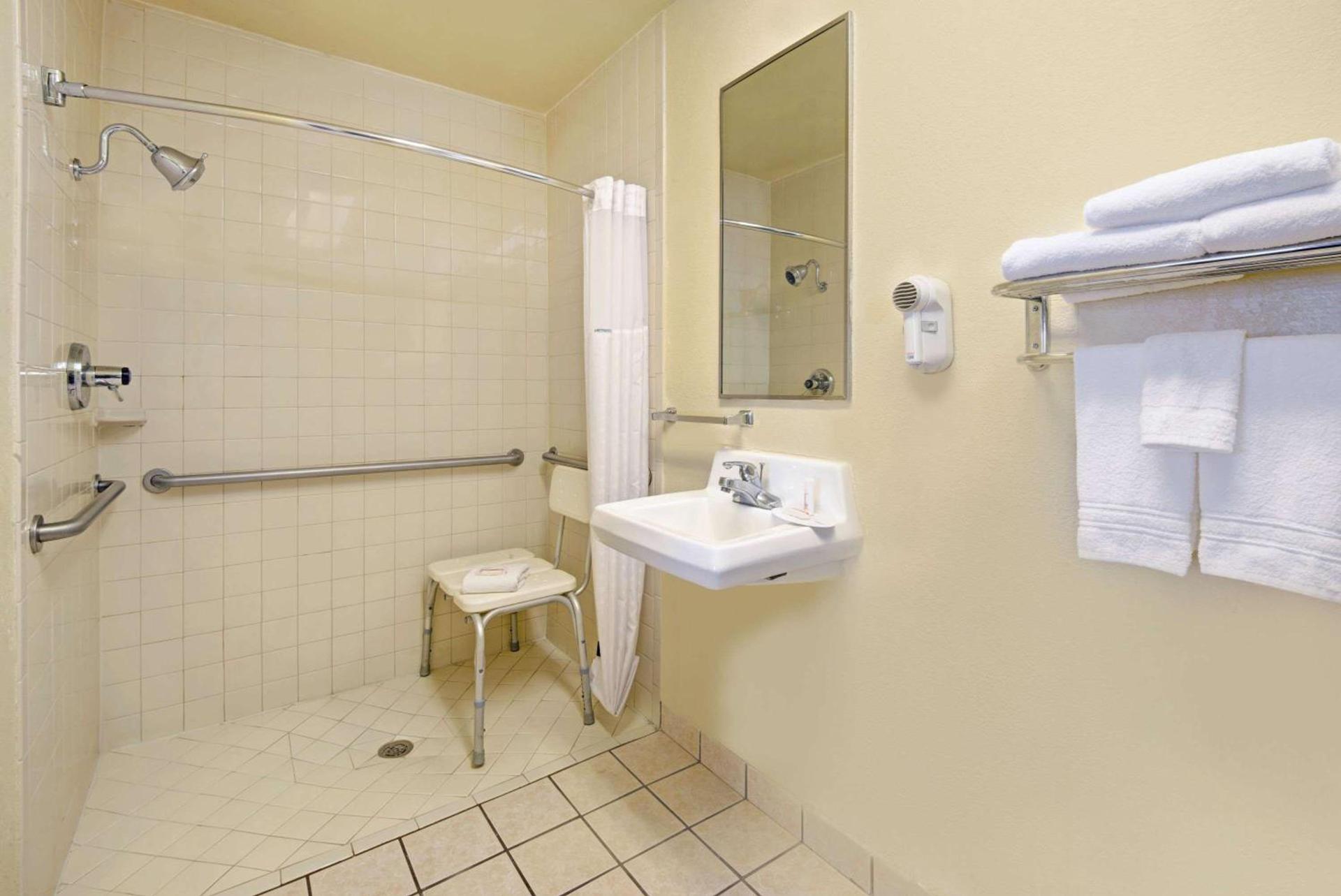 Super 8 by Wyndham El Paso Airport photo 4