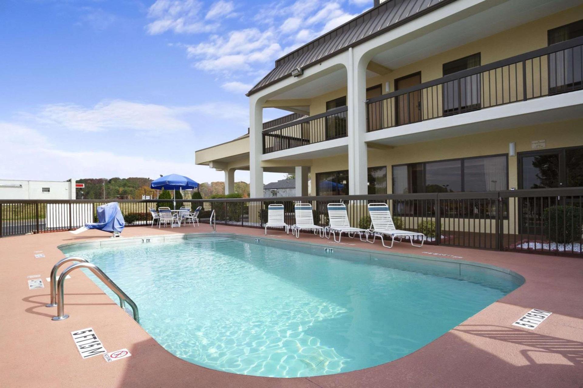 Super 8 by Wyndham Calhoun photo 3