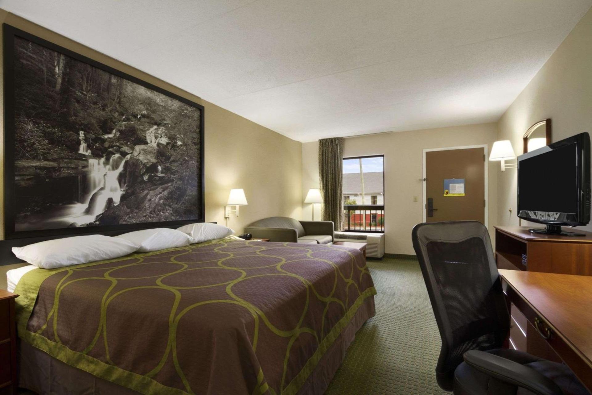 Super 8 by Wyndham Calhoun photo 5