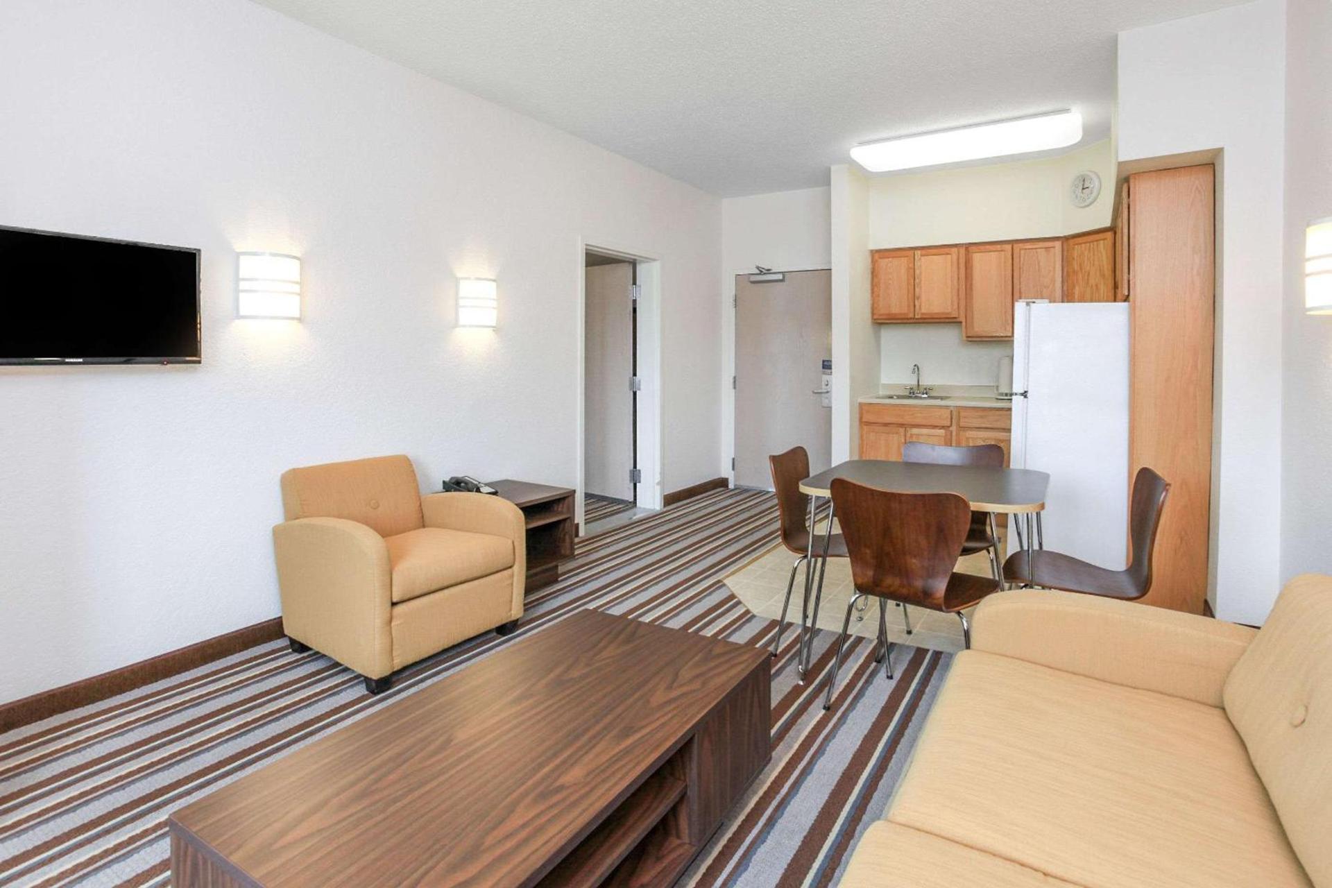 Super 8 by Wyndham Sault Ste. Marie photo 12