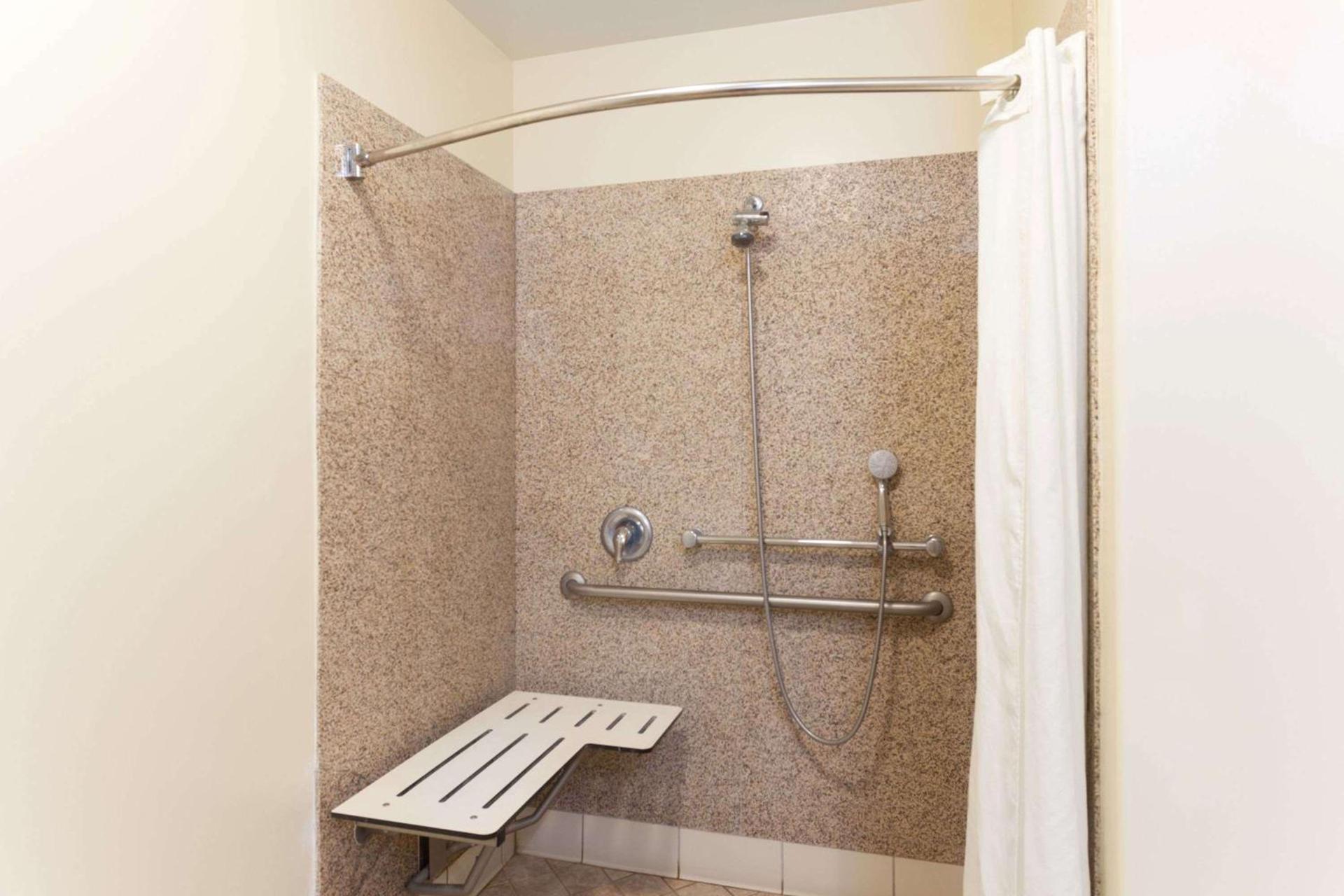 Travelodge by Wyndham Brea photo 6
