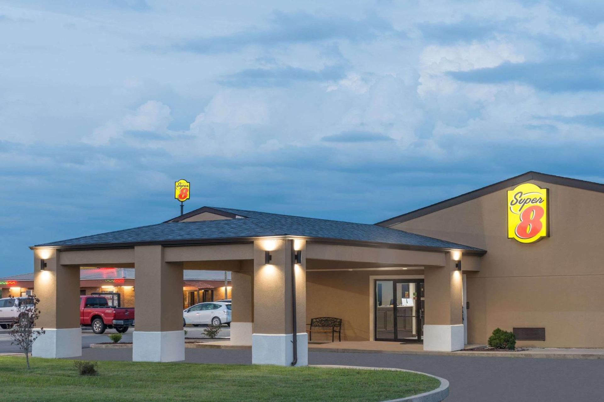 Super 8 by Wyndham Charleston Sikeston East MO photo 1
