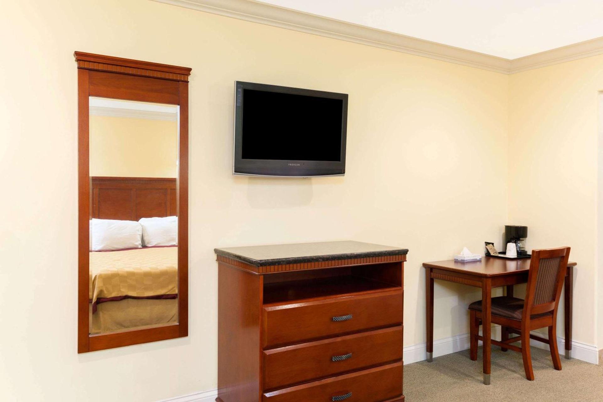 Travelodge by Wyndham Brea photo 3