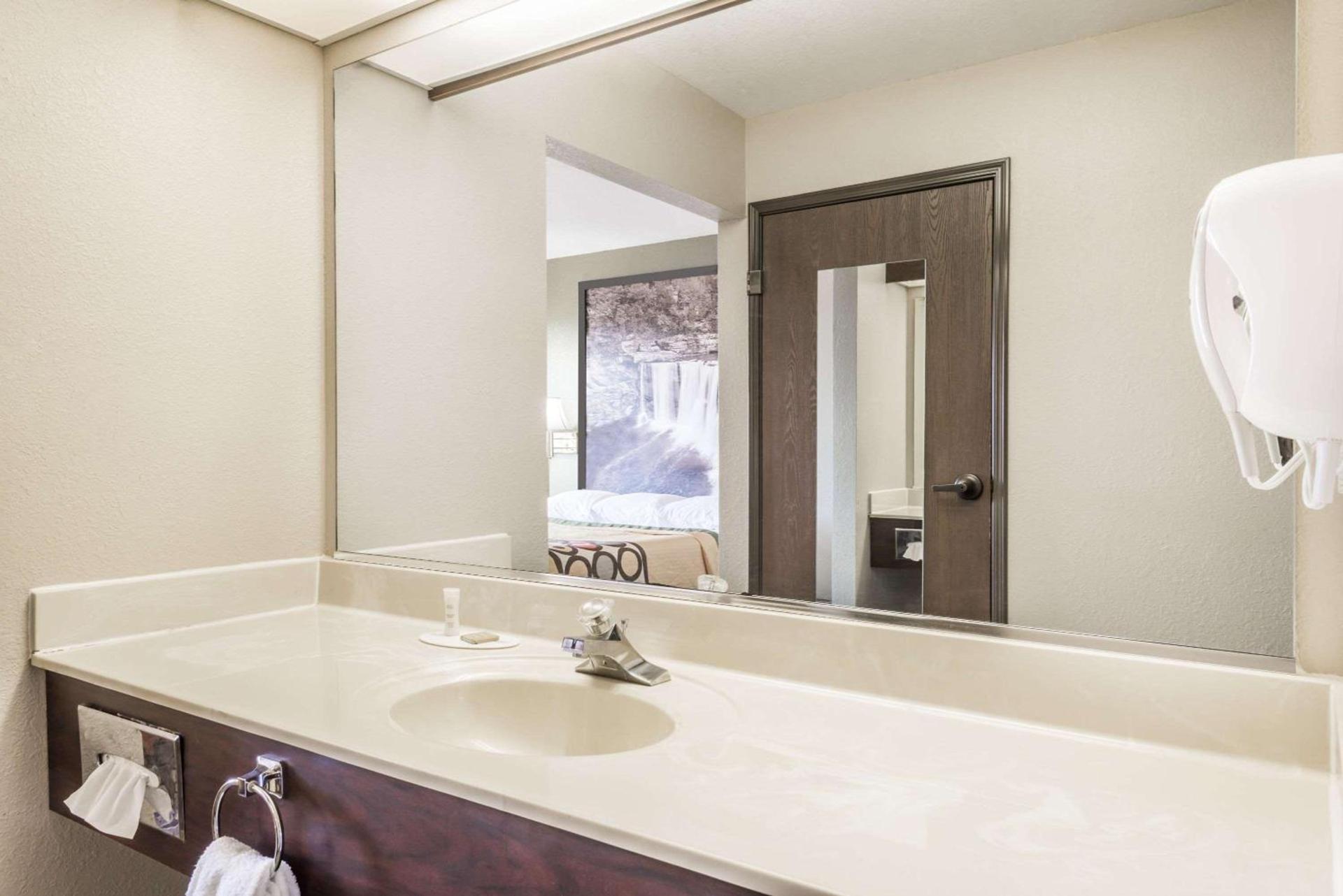 Super 8 by Wyndham Madison IN photo 13