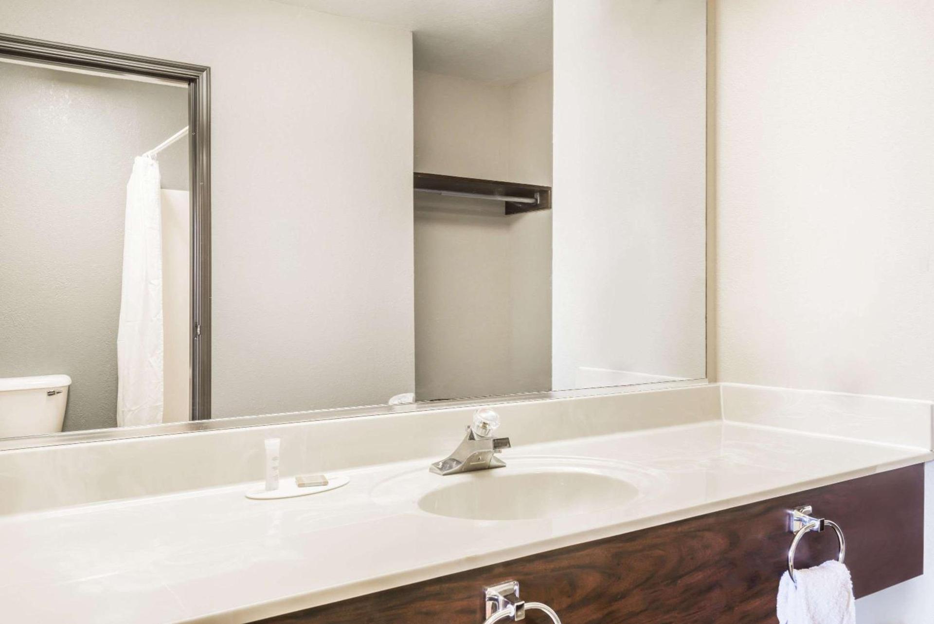 Super 8 by Wyndham Madison IN photo 5