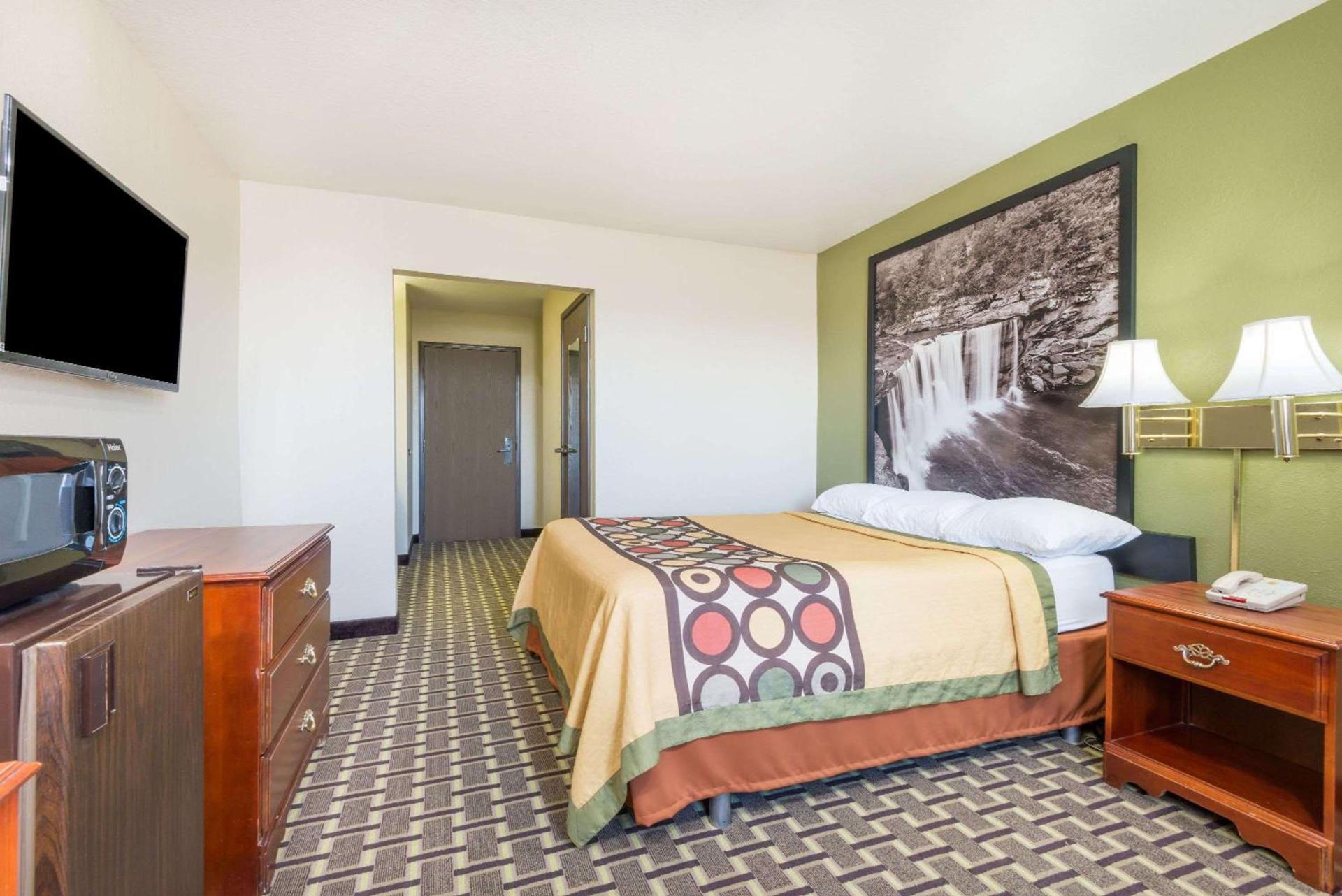 Super 8 by Wyndham Madison IN photo 9