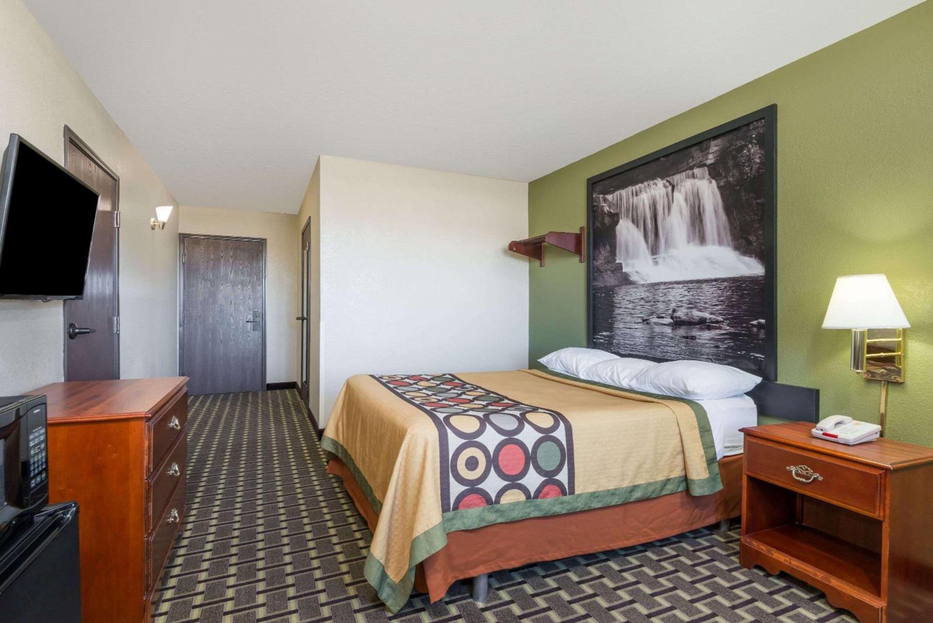 Super 8 by Wyndham Madison IN photo 11