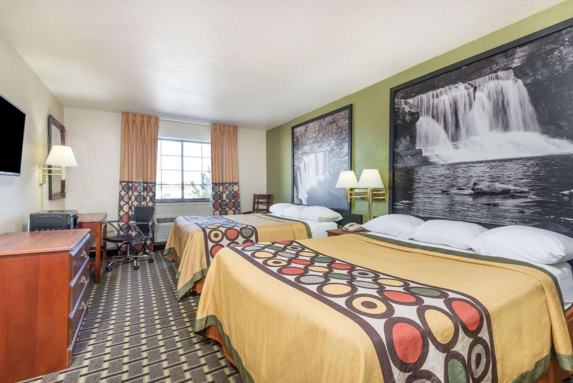 Super 8 by Wyndham Madison IN photo 7