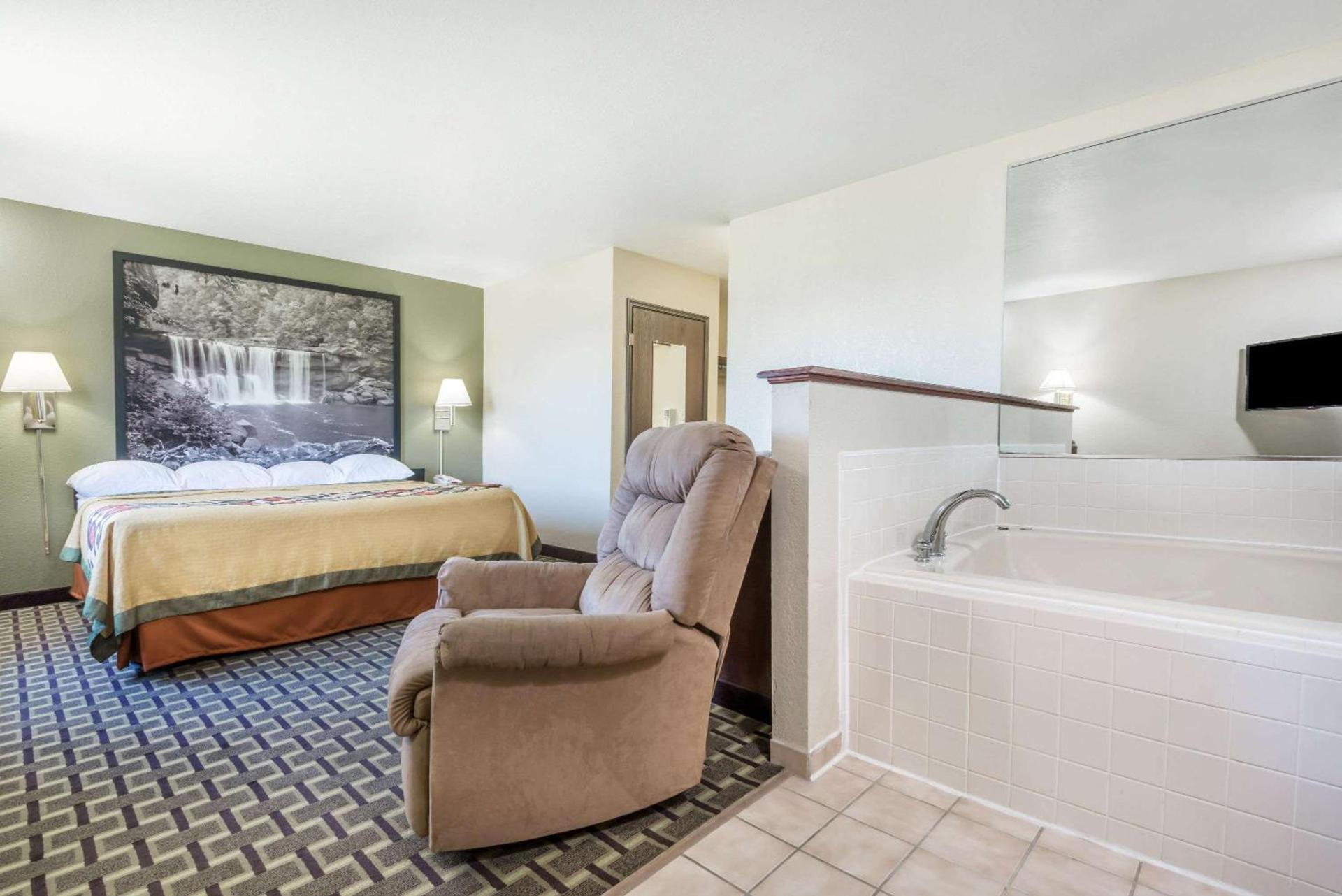 Super 8 by Wyndham Madison IN photo 15