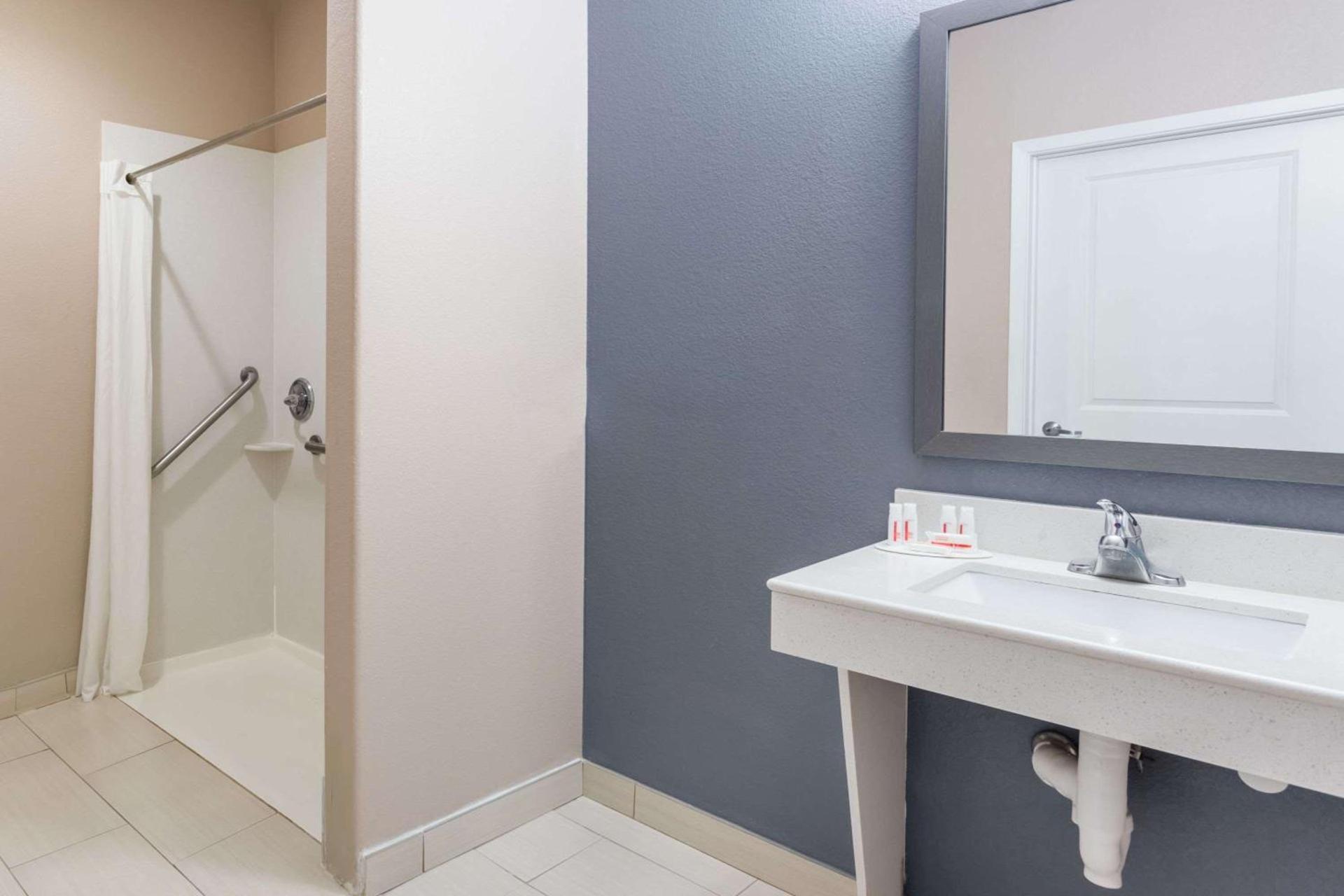 Atria Inn & Suites photo 31