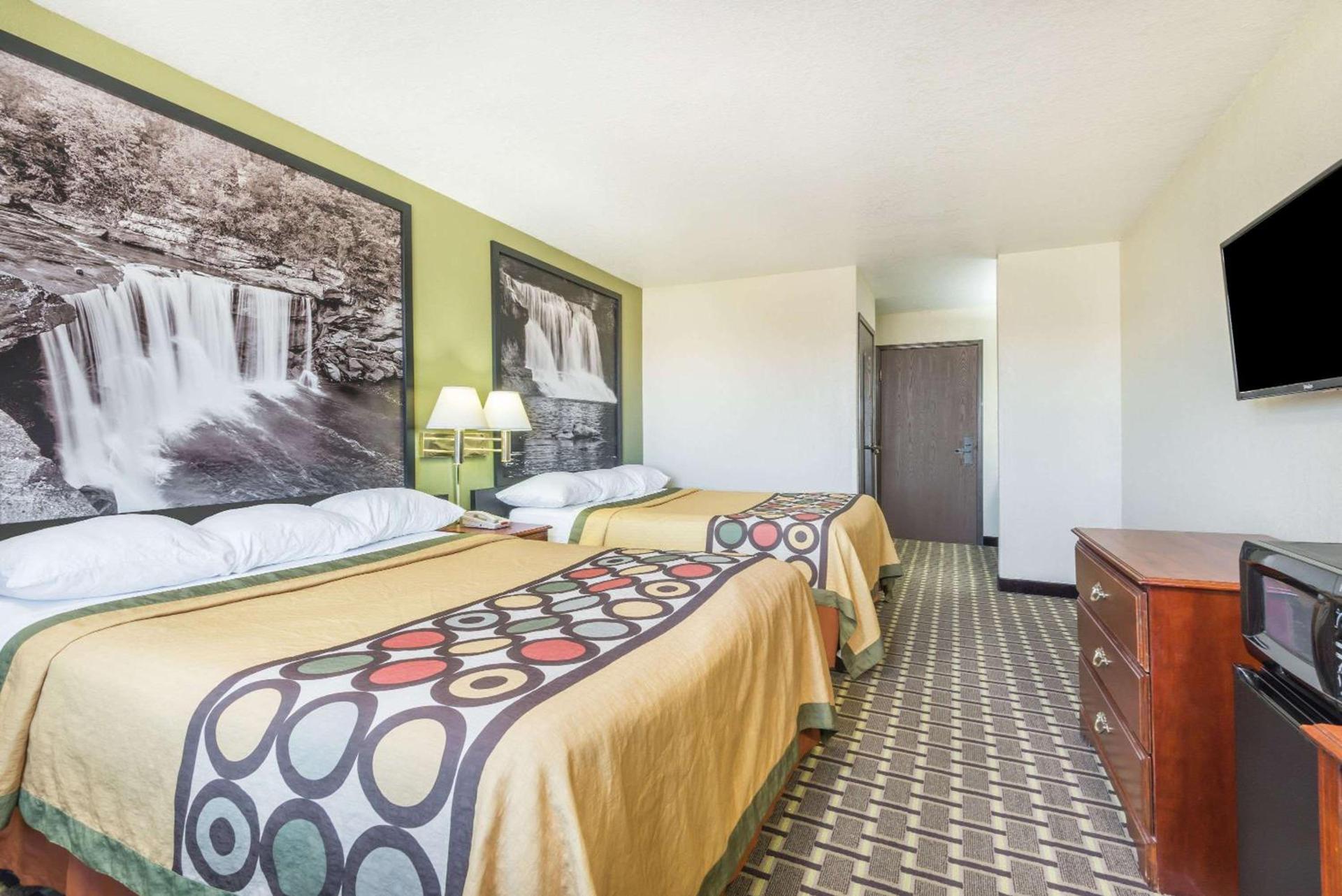 Super 8 by Wyndham Madison IN photo 8