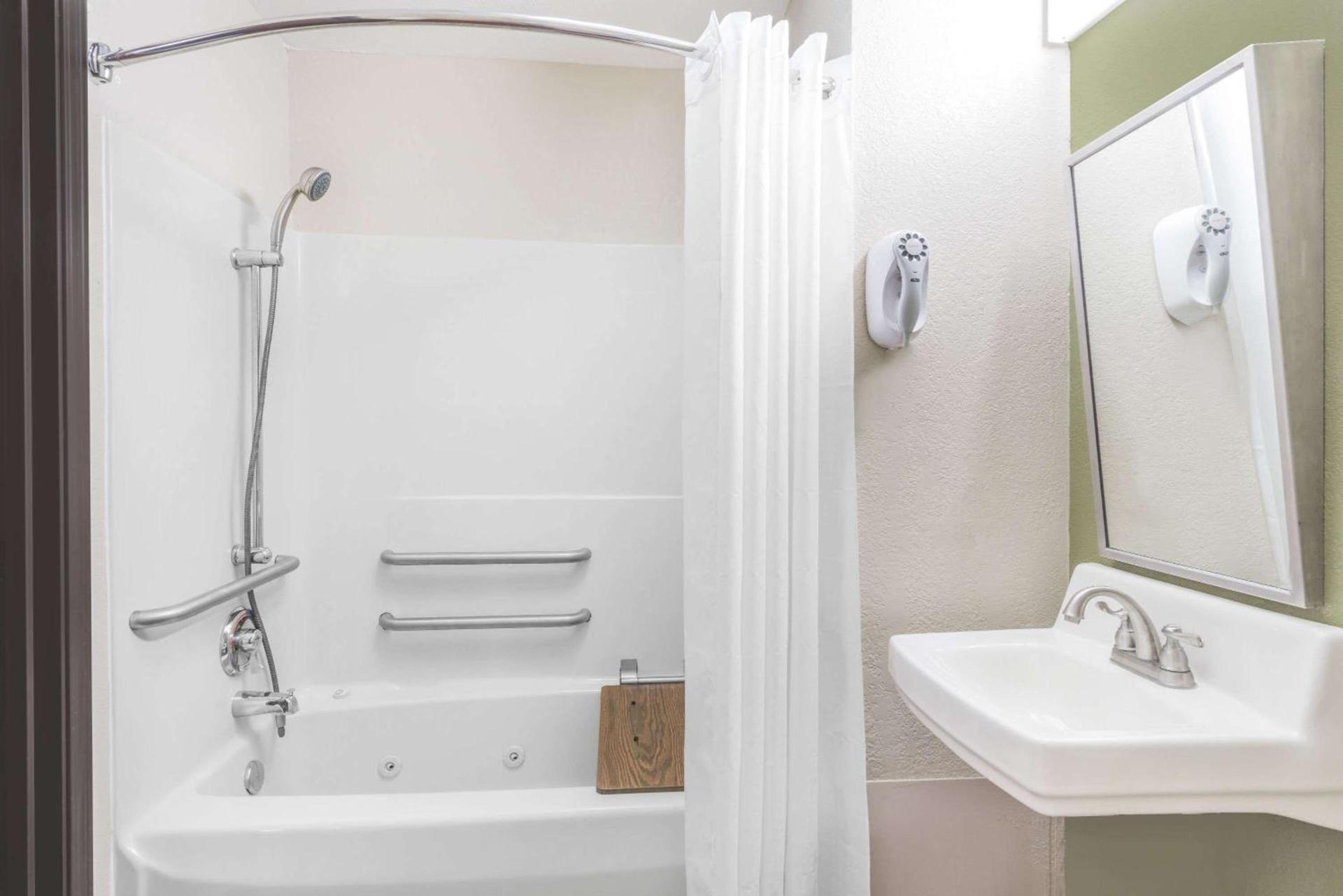 Super 8 by Wyndham Madison IN photo 12