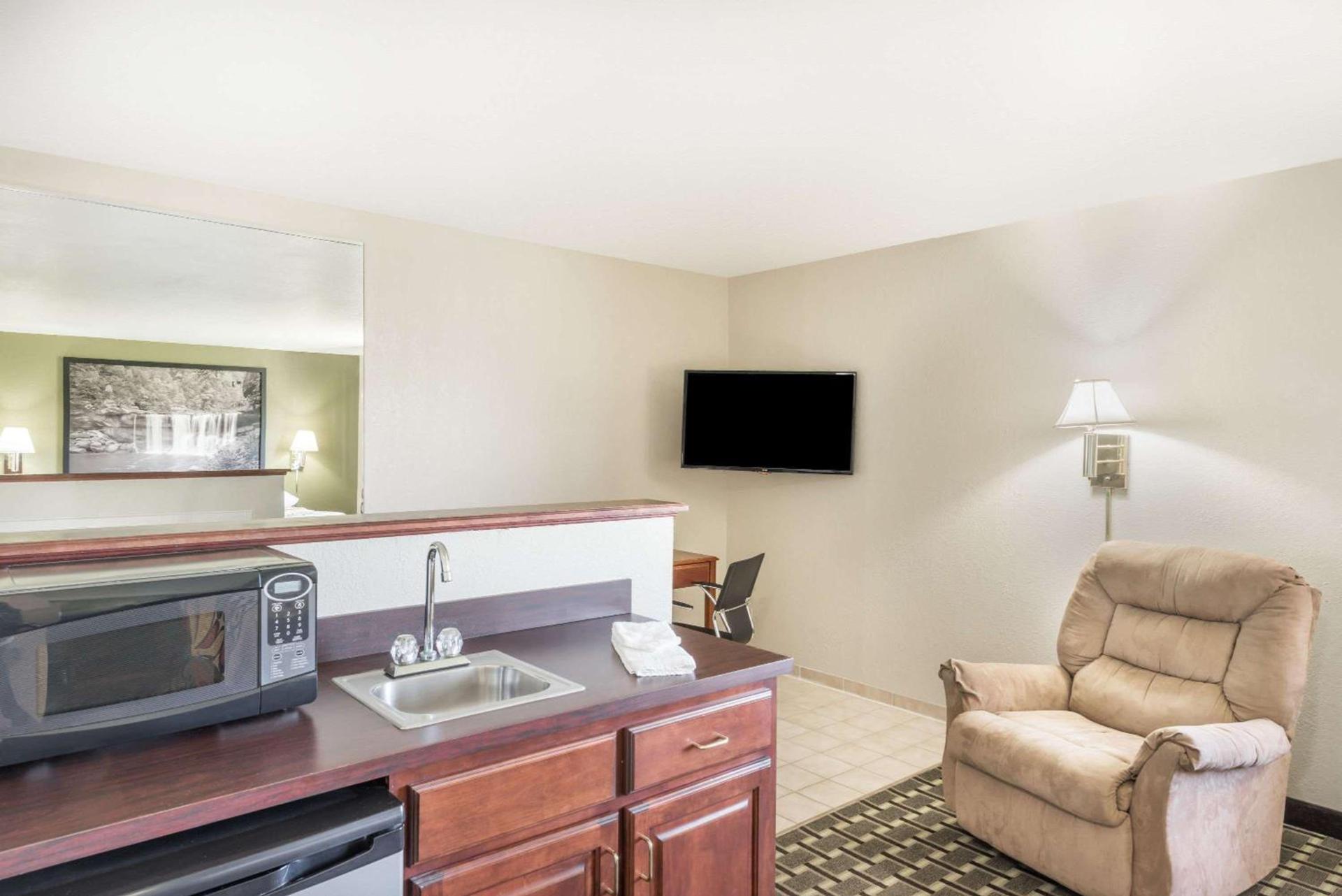 Super 8 by Wyndham Madison IN photo 14