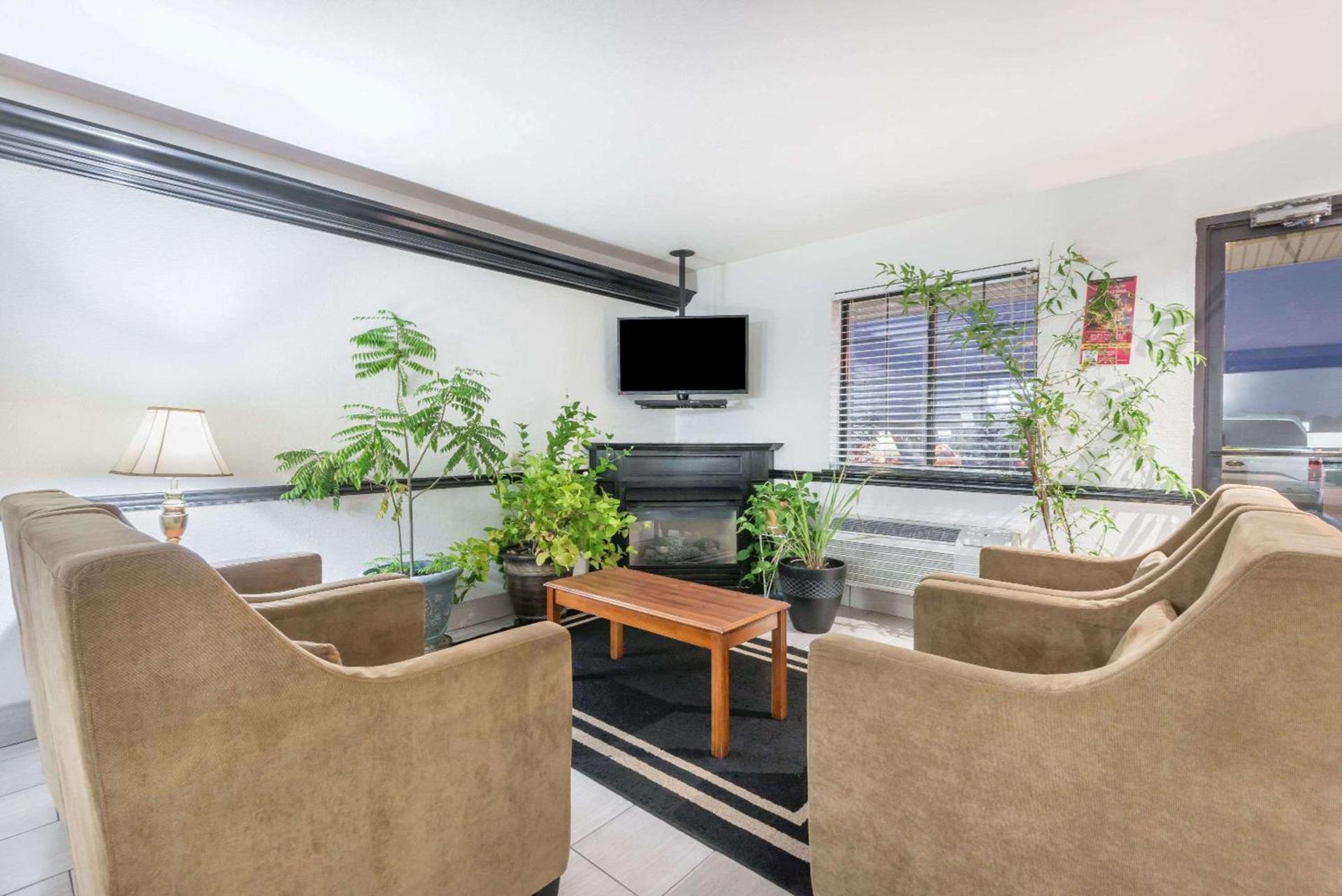 Super 8 by Wyndham Madison IN photo 2