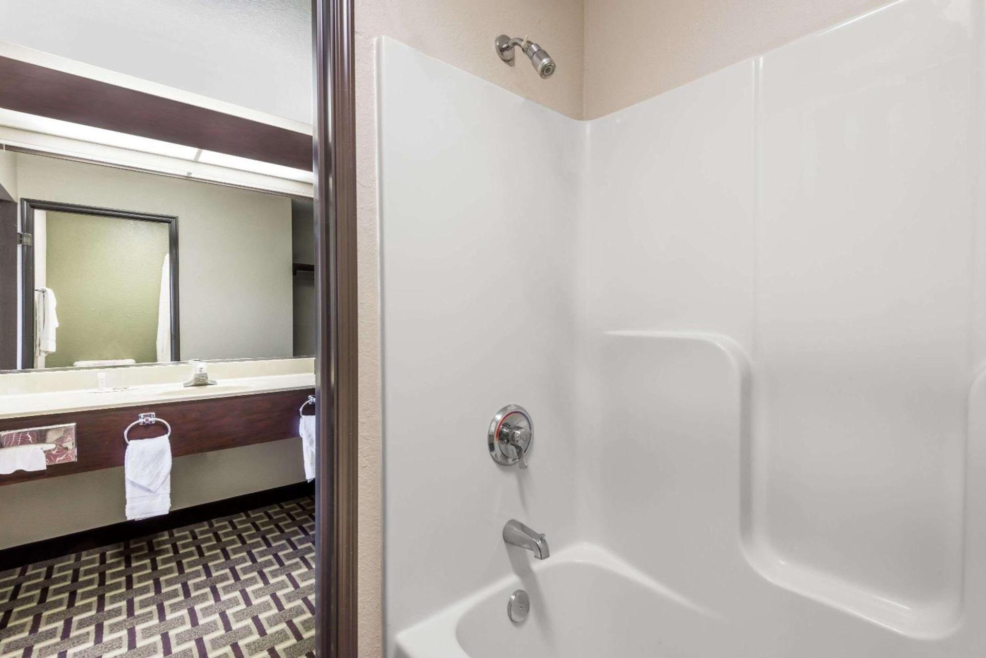 Super 8 by Wyndham Madison IN photo 6