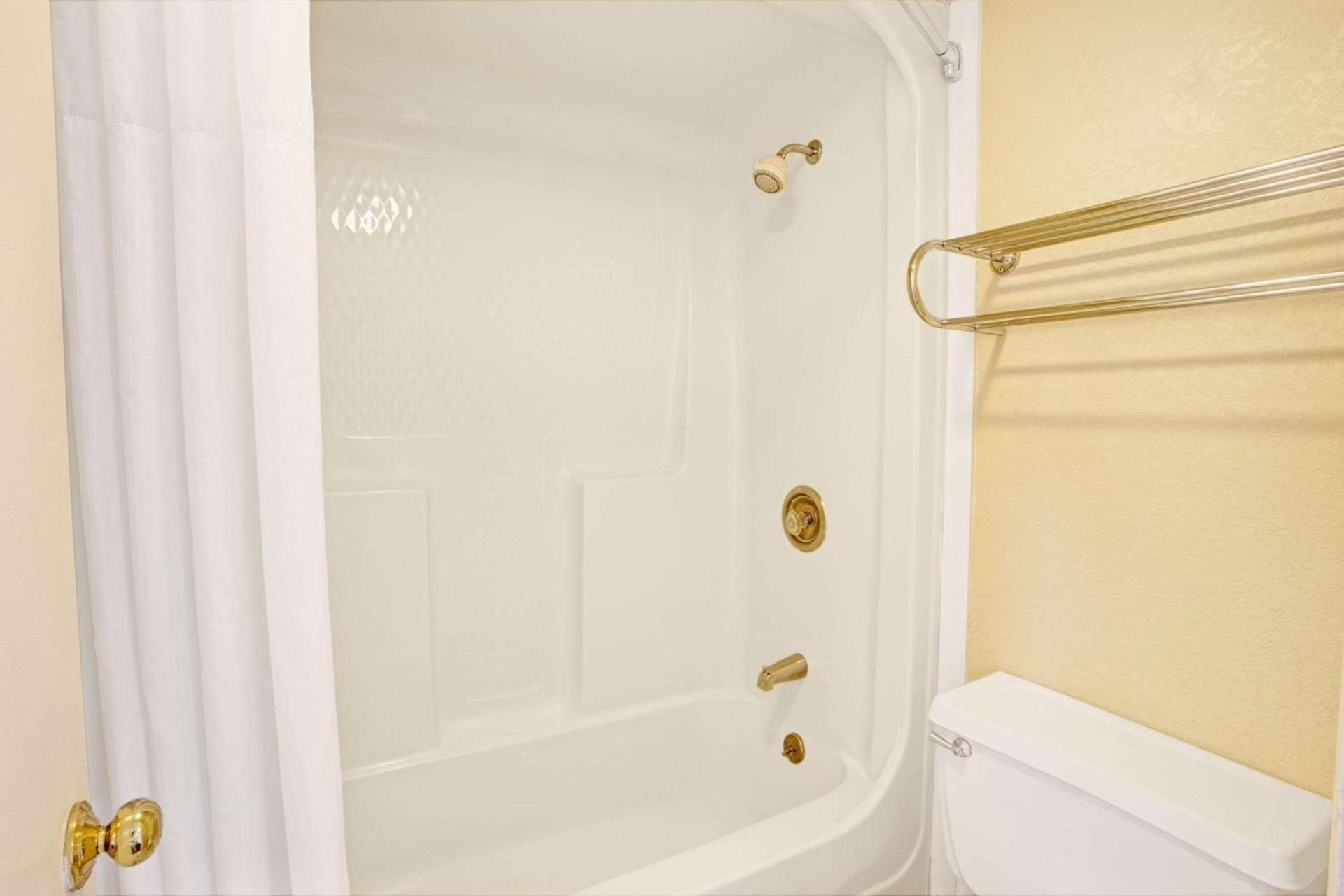 Travelodge by Wyndham Sellersburg photo 7